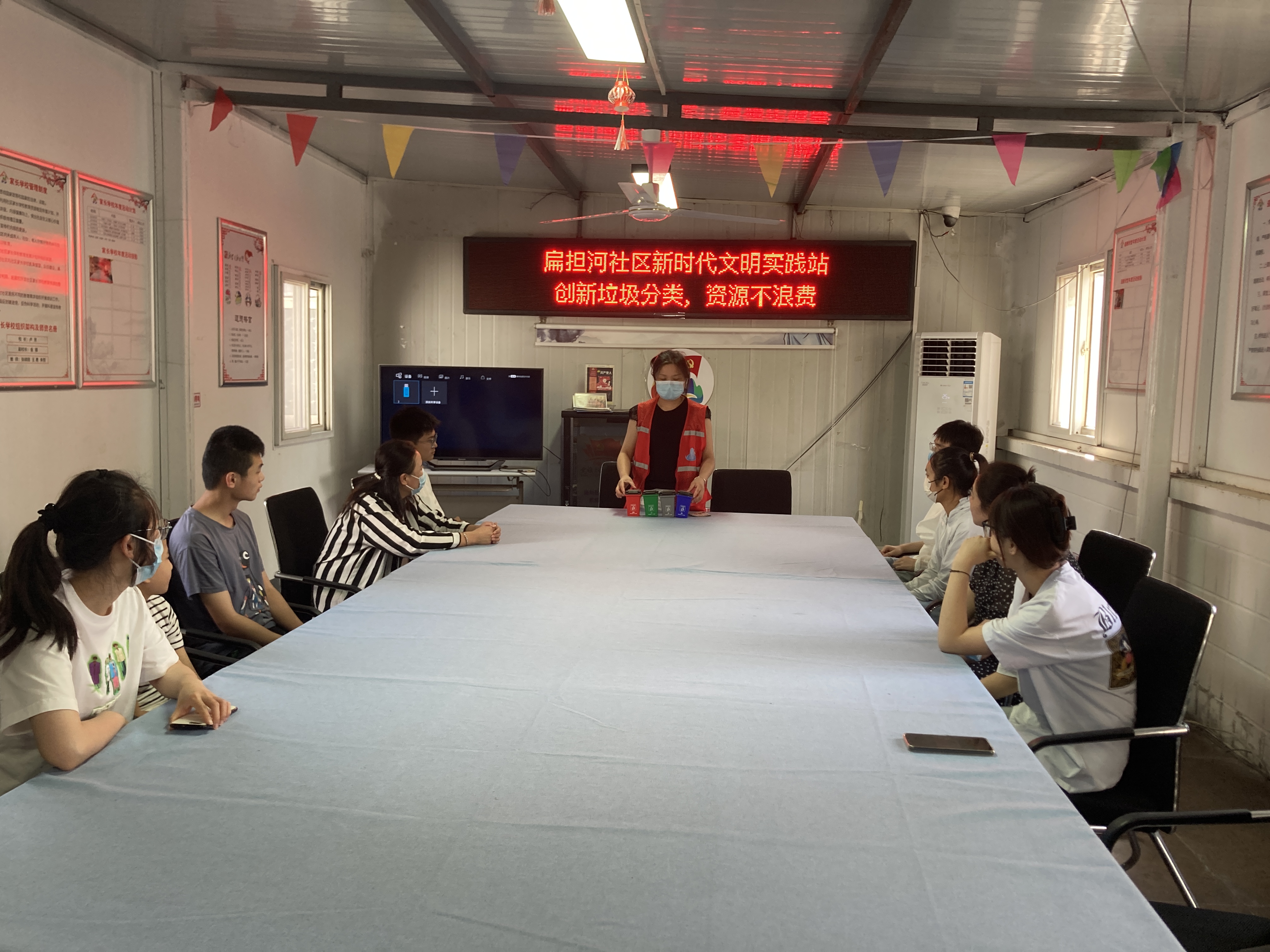 扁担河社区开展“创新垃圾分类,资源不浪费”主题宣传活动.jpg