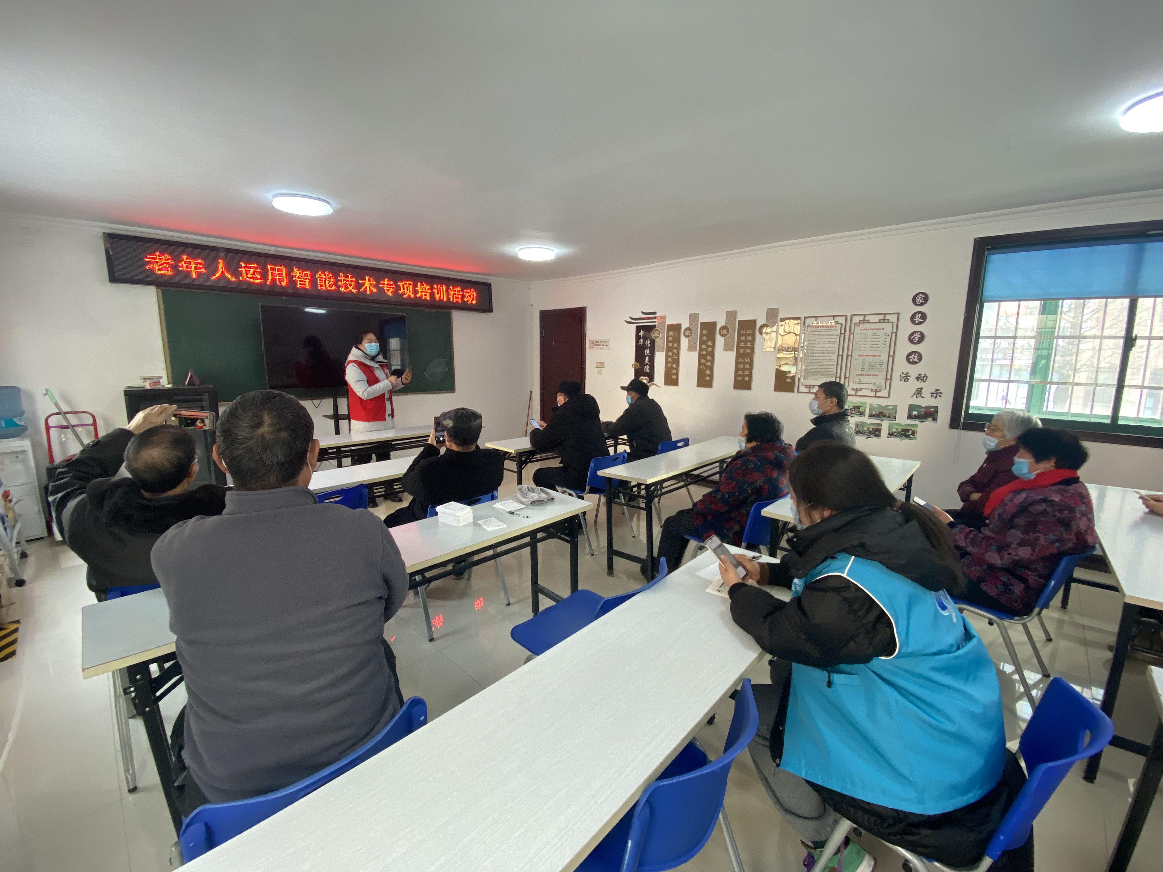 东风社区科协开展老年人运用智能技术专项培训活动 (1).jpg