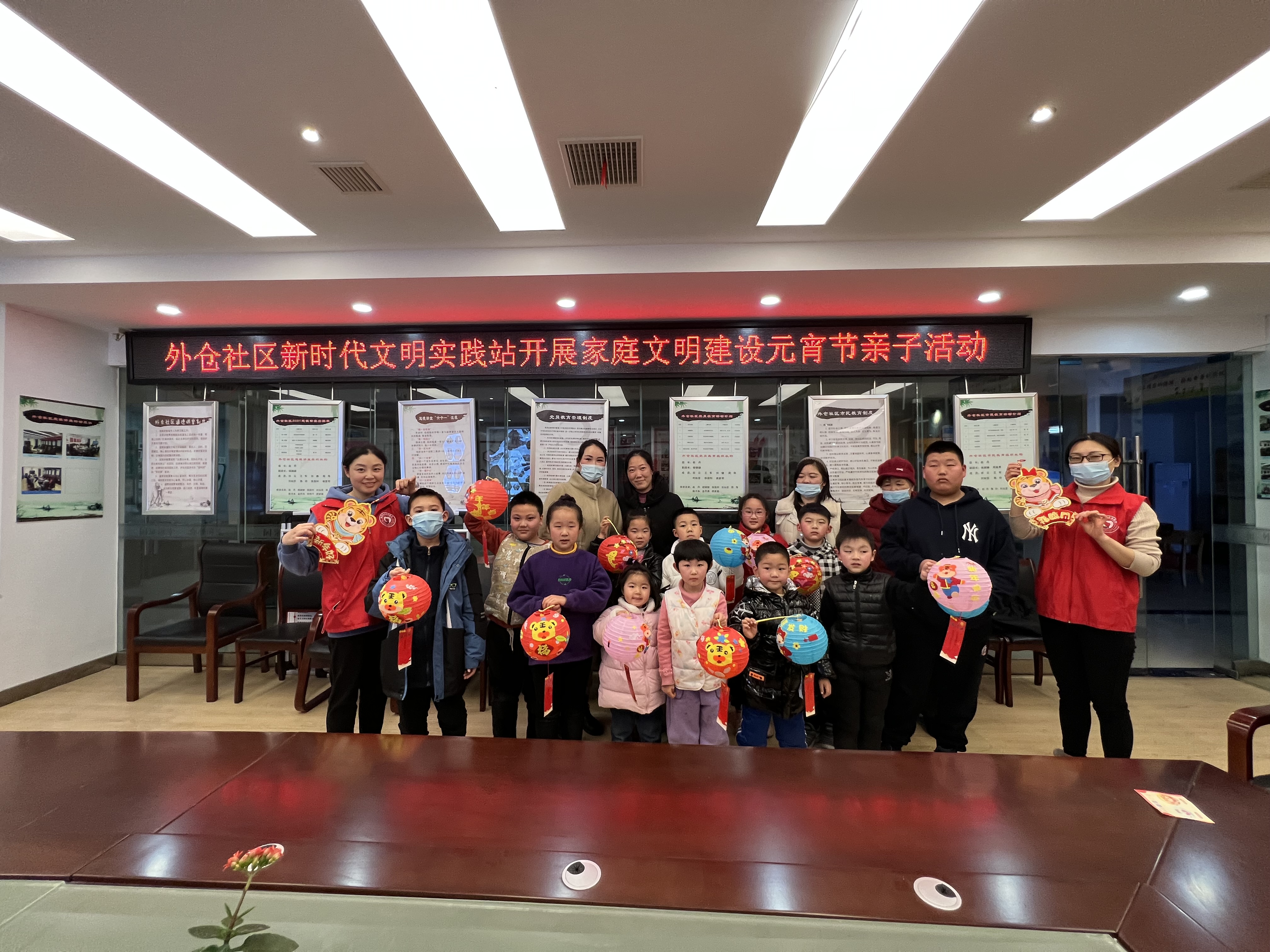 外仓社区科协开展“庆元宵做花灯”传统文化科普亲子活动 (1).JPG
