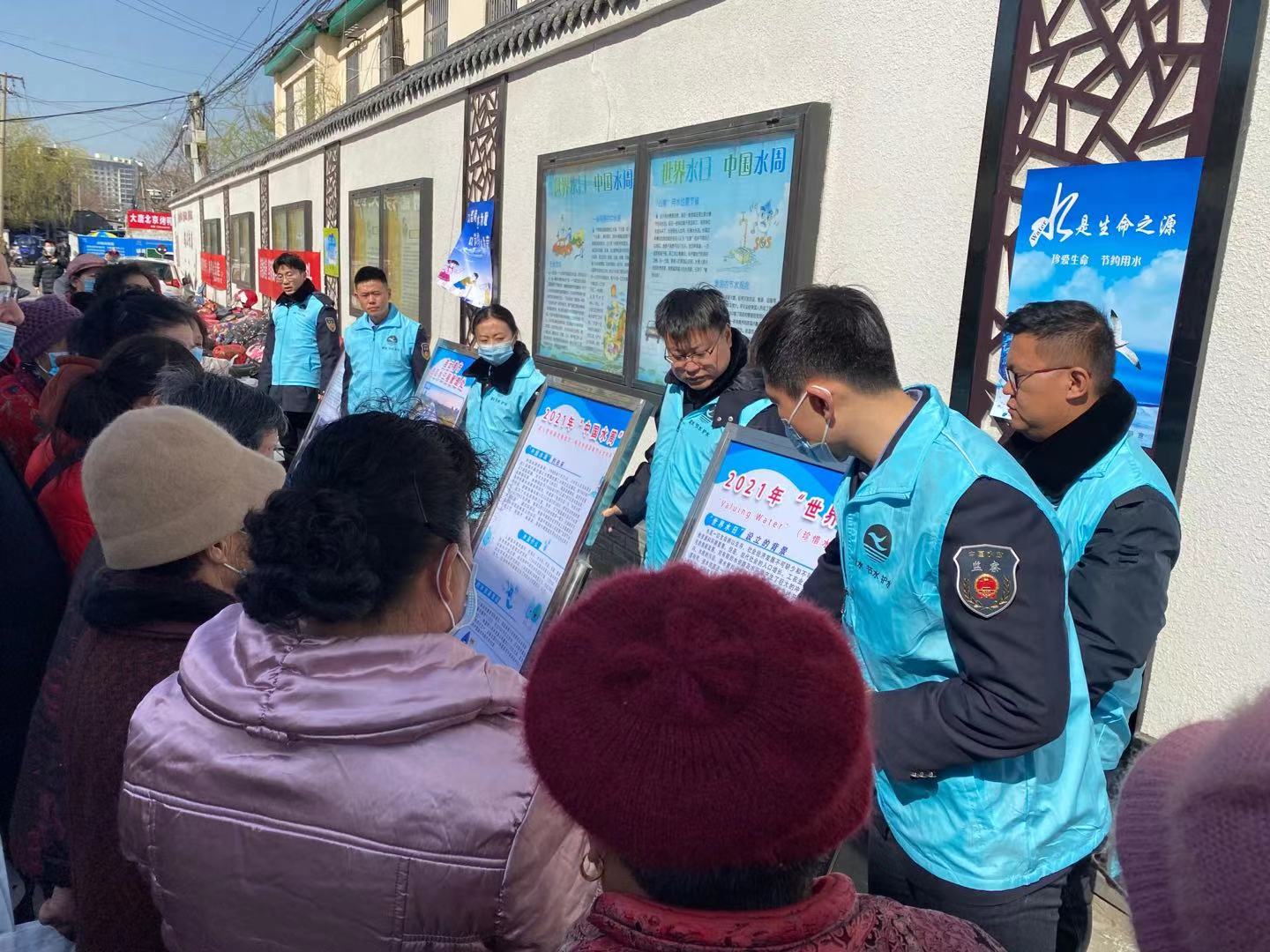 海州区新浦街道民主社区活动时间3月22号活动地点：民主社区辖区活动主题：携手市水务局深入贯彻新发展理念，推进水资源集约安全利用.jpg1 (5).jpg