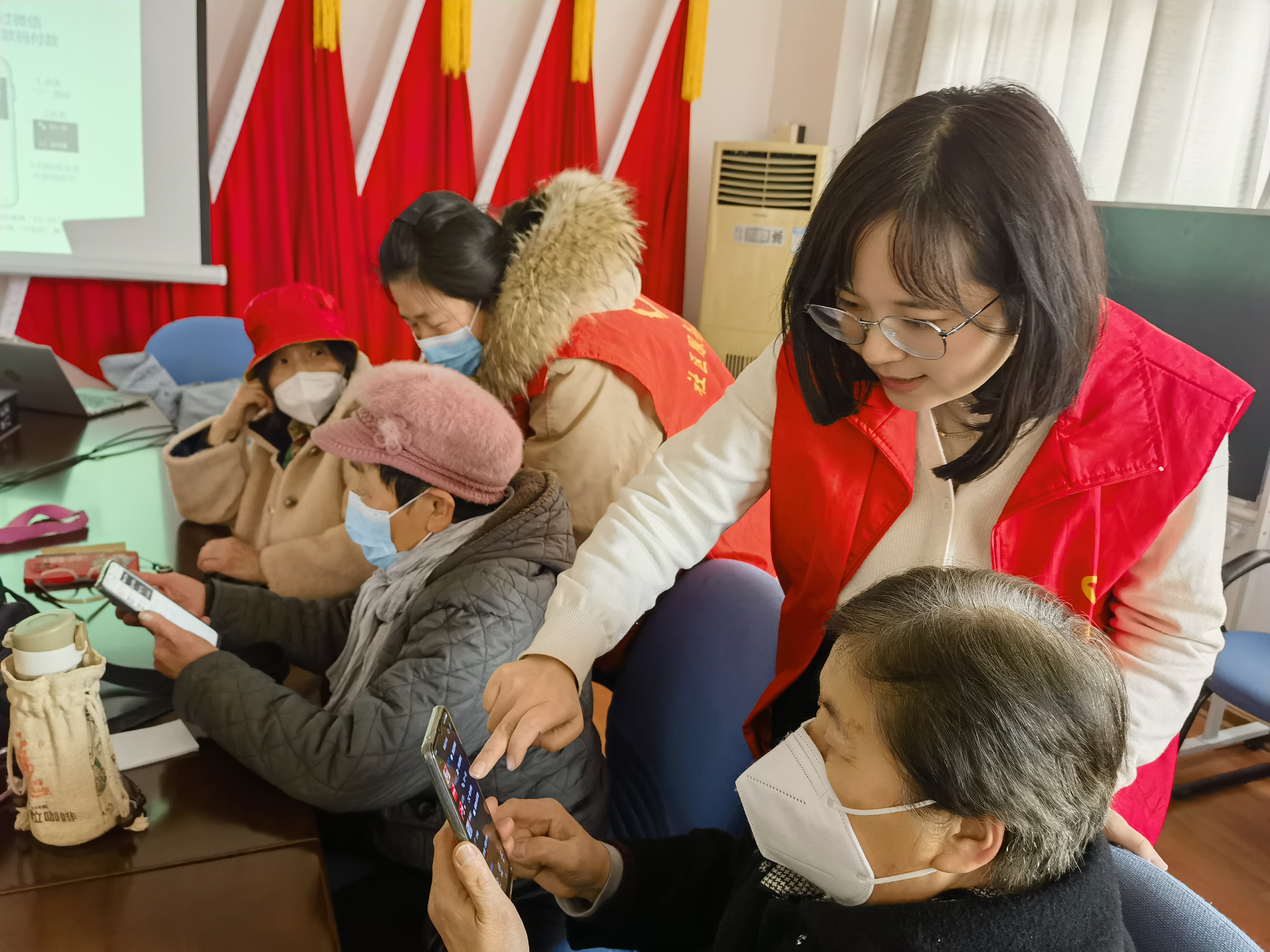 新东街道：振兴社区科协、建设社区科协联合开展老年微课堂 温暖心归巢活动.jpg