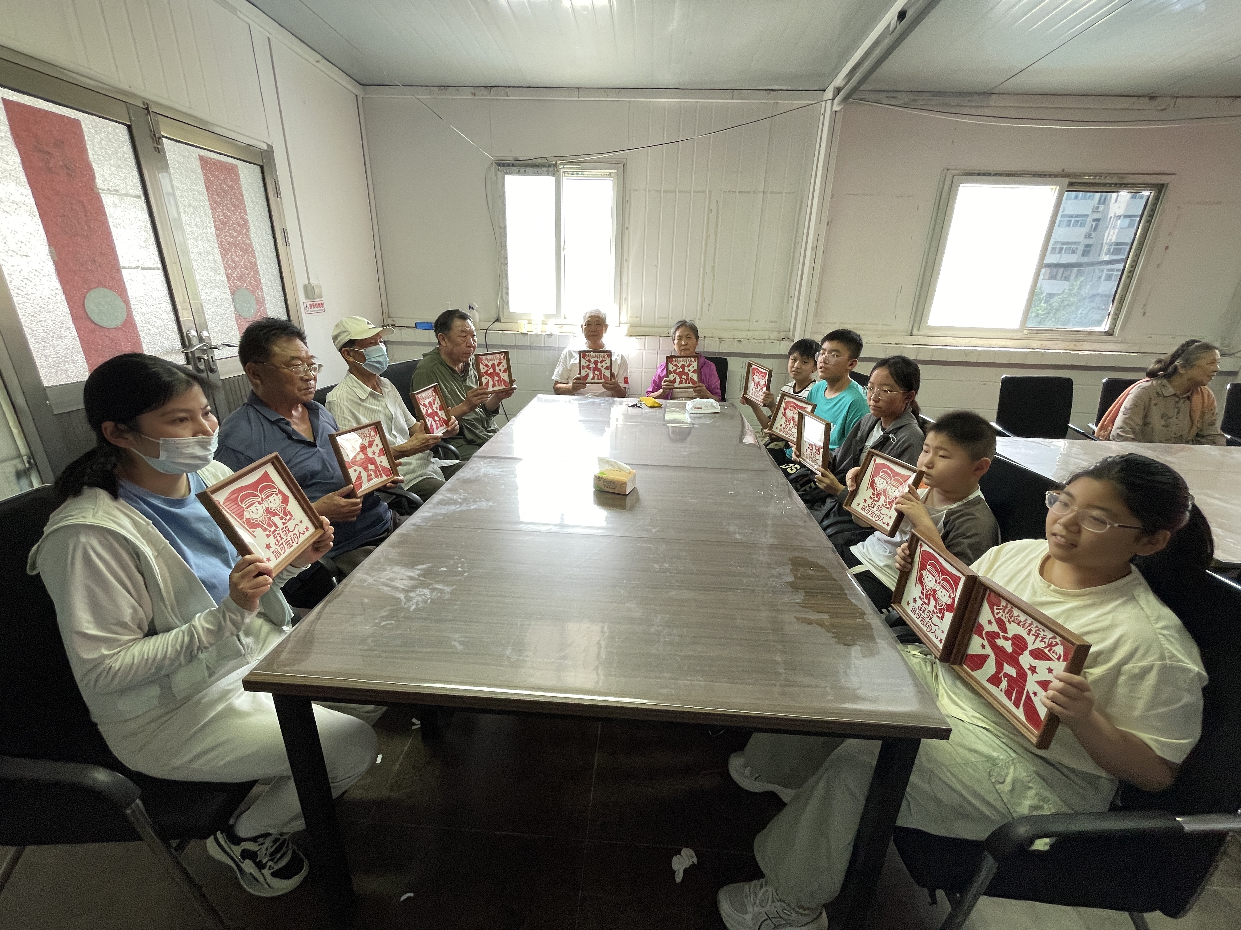 扁担河社区开展军民共庆八一节 竹编饺香叙深情2.JPG