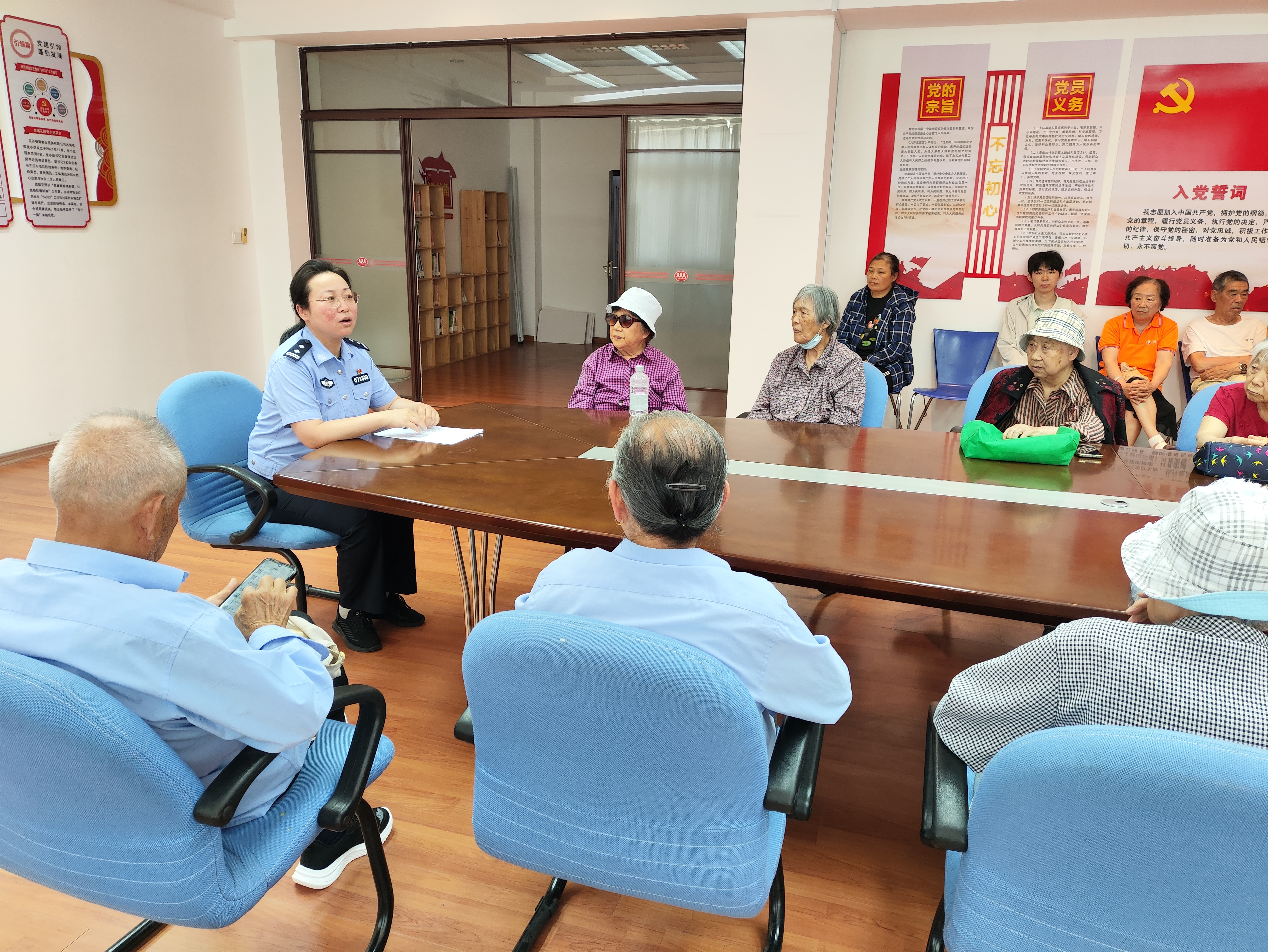 反诈课堂进社区 守护最美 夕阳红—— 海州区 (1).jpg