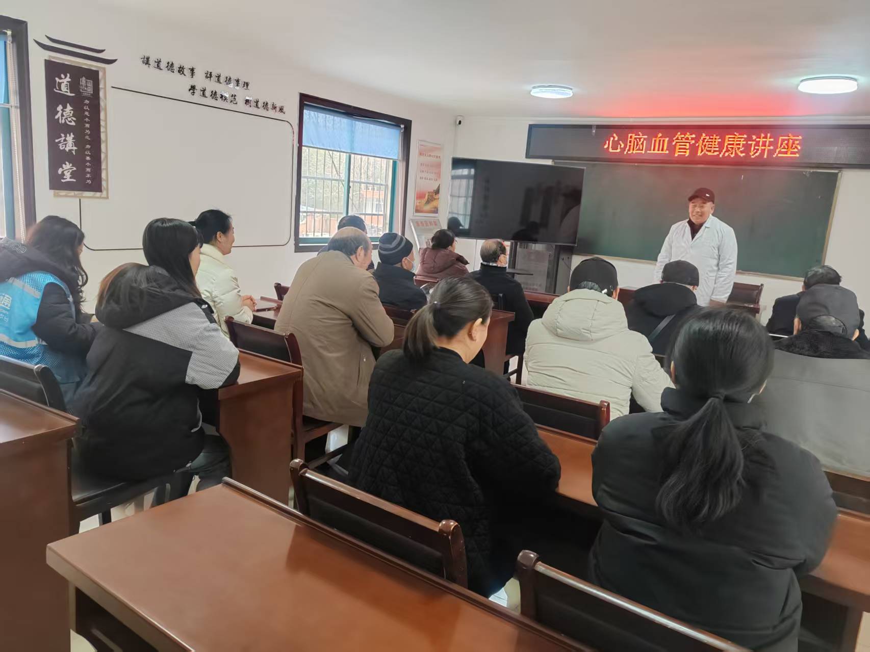 东风社区科协开展“心脑血管疾病的预防”专题讲座.jpg