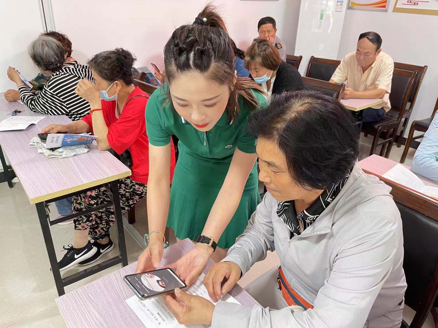 新东街道卫计办联合刘艞社区为辖区老年人开展智能技术科普专项普及第二期培训课程讲座.jpg