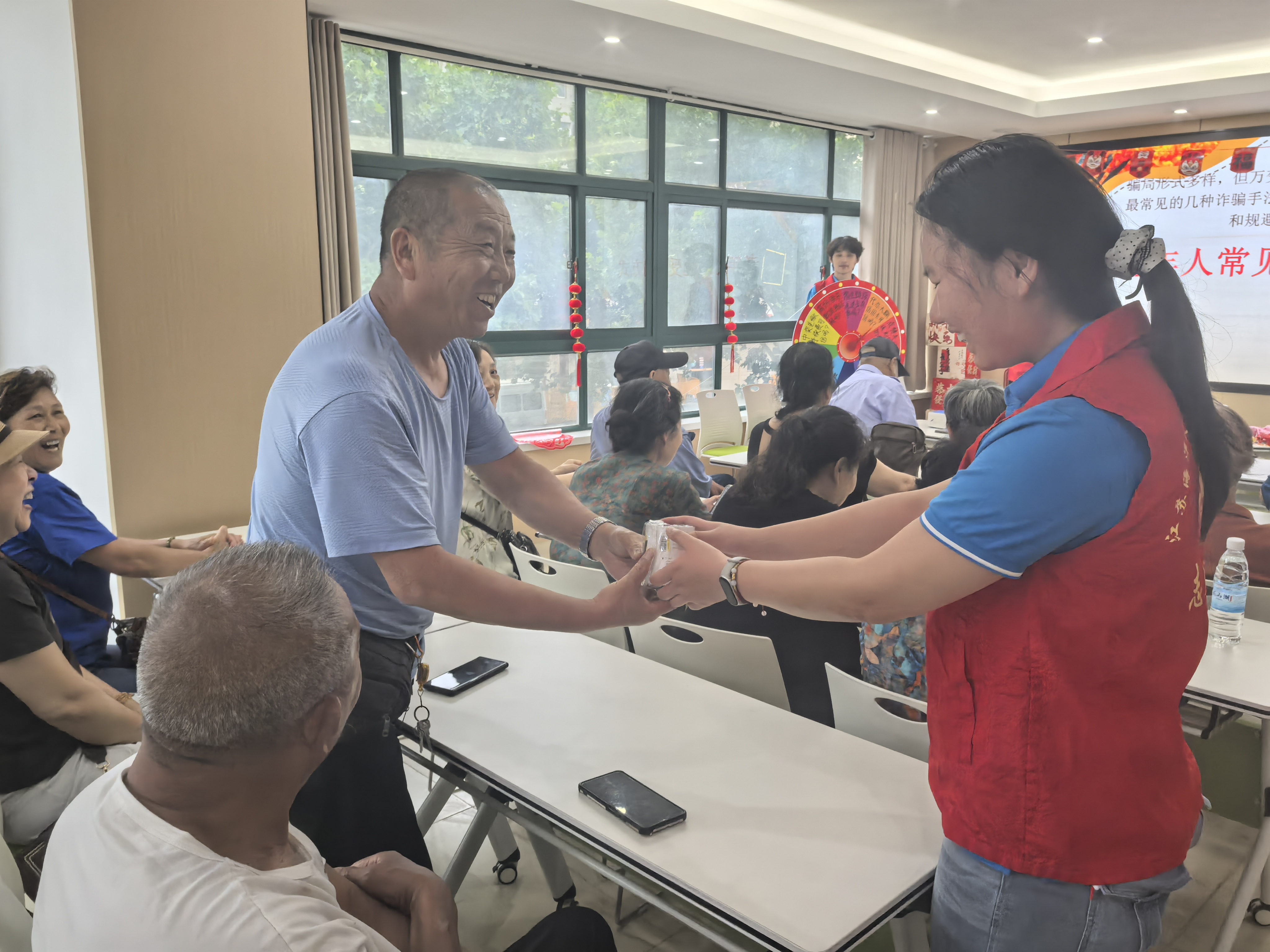 反诈伴夕阳 平安护长者——同兴社区科协开展老年防诈骗科普宣传活动3.jpg