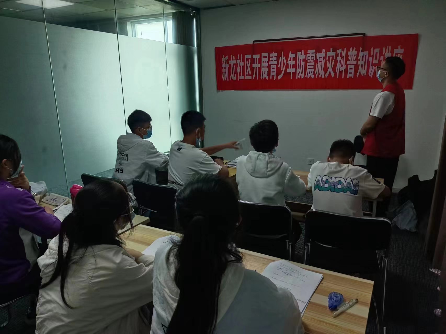 新龙社区开展青少年防震减灾知识讲座 (1).jpg