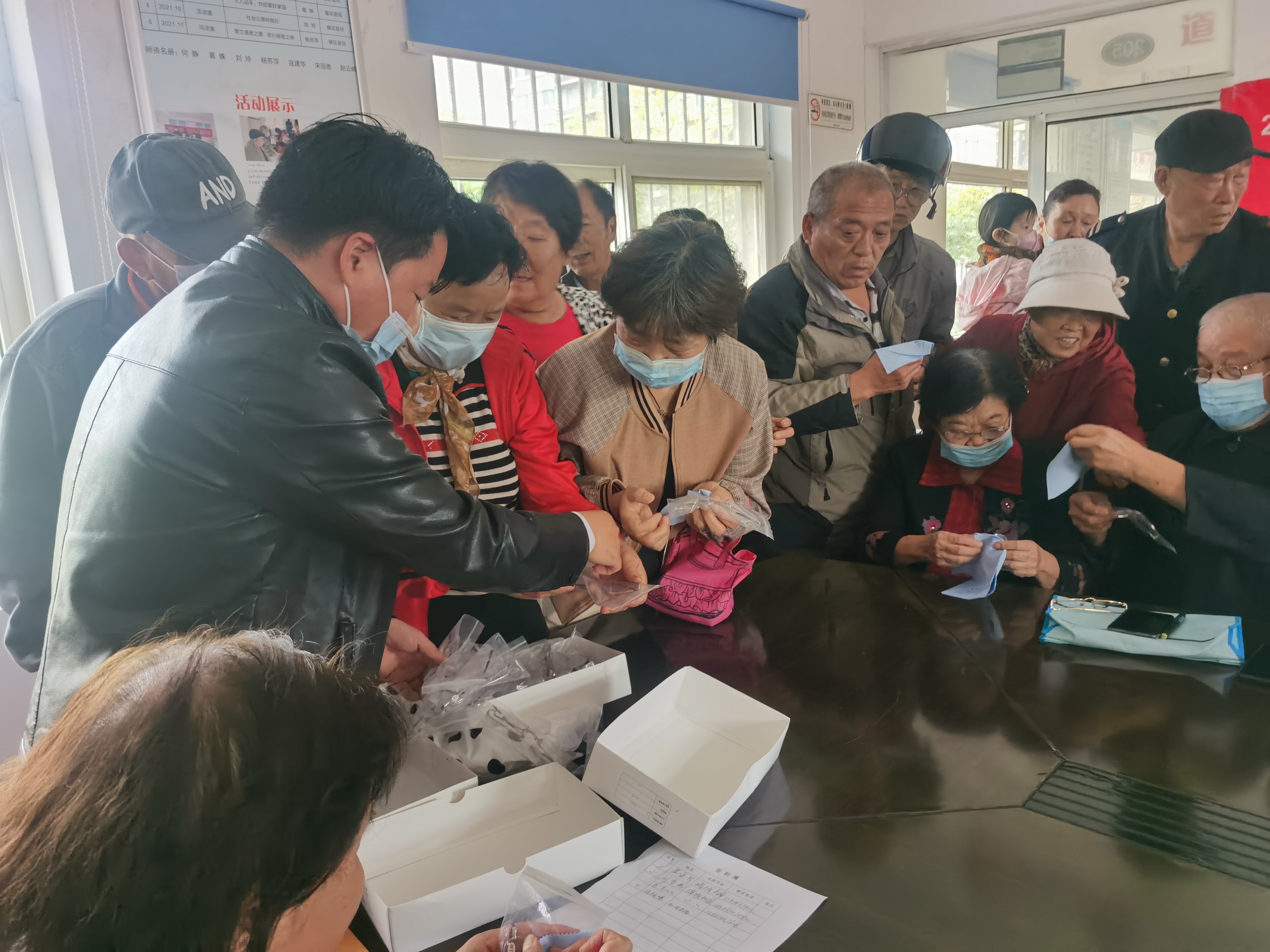 龙尾社区开展“九九重阳节，浓浓敬老情,关爱老人送光明”主题活动. (1).jpg