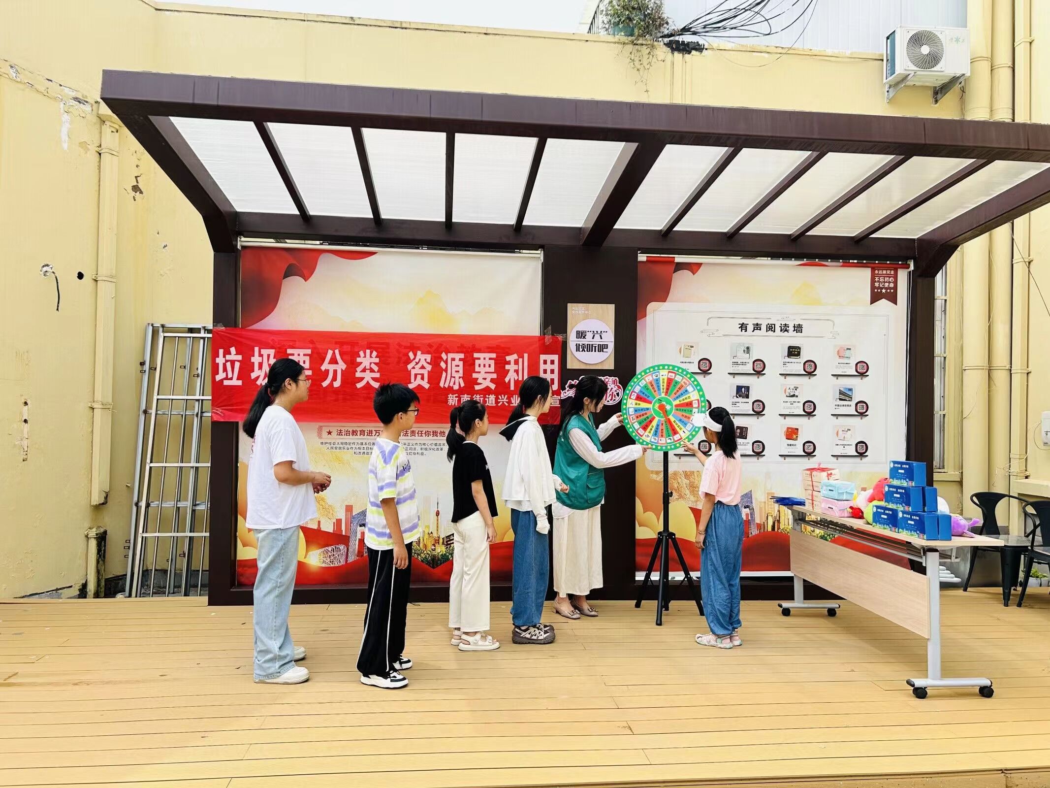 新南街道兴业社区开展垃圾分类科普活动3.jpg