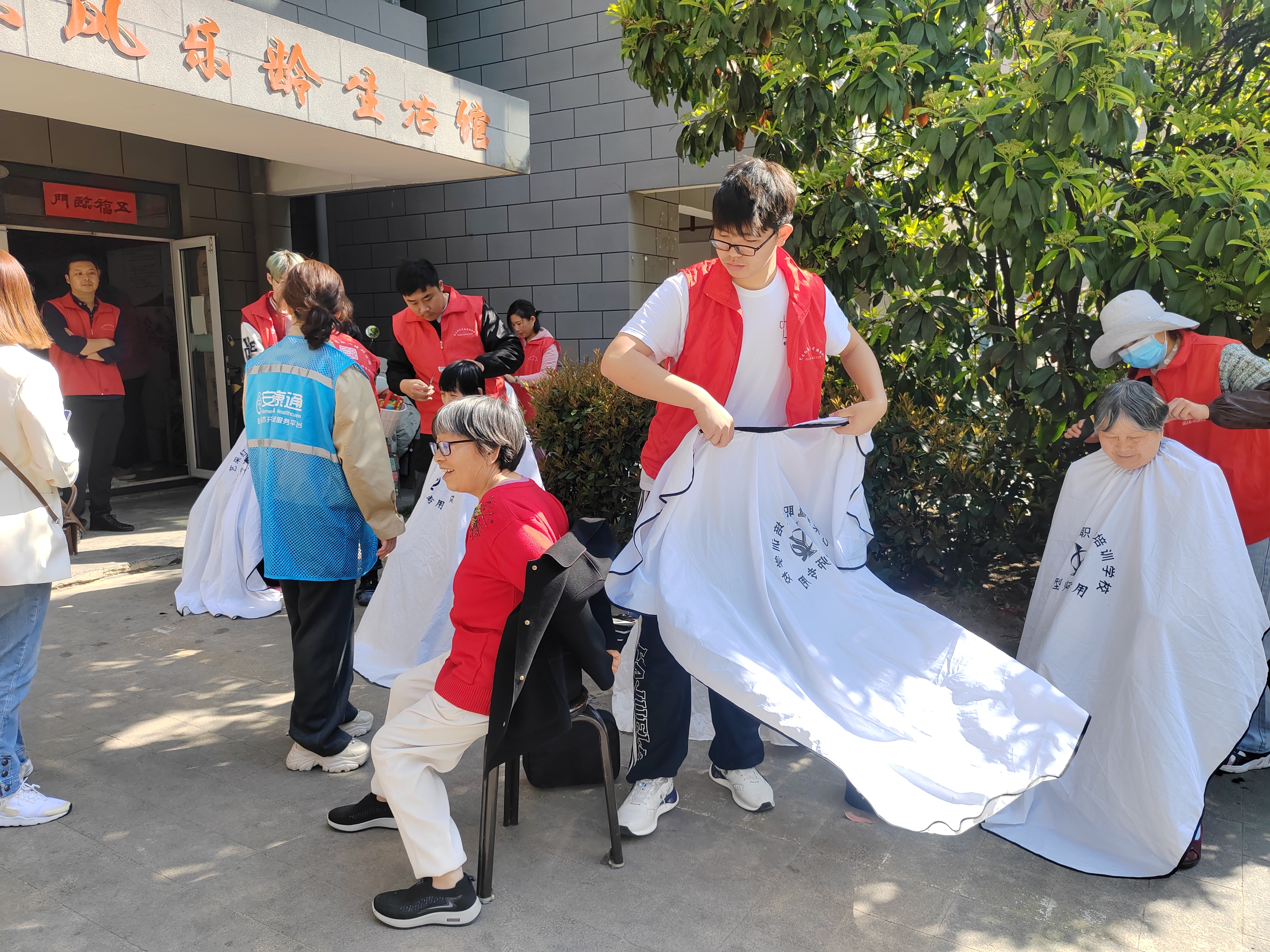 东风社区科协开展义剪活动.jpg