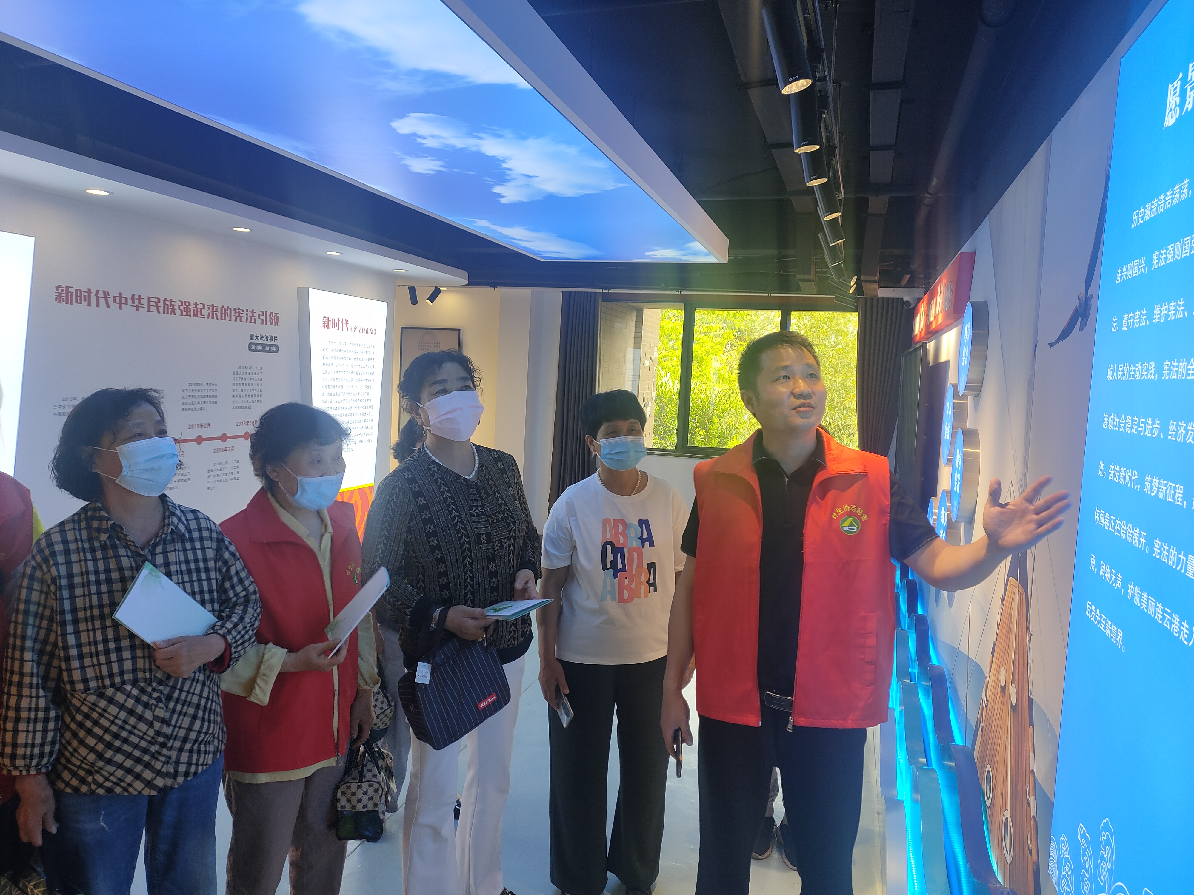 新东街道：新城社区科协开展“宪法进社区”科普宣传活动. (1).jpg