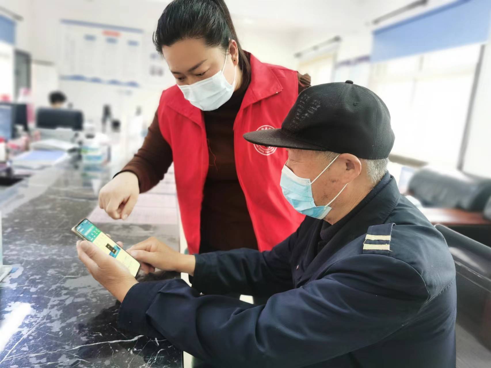 新东街道龙尾社区开展智能手机科普讲座 (1).jpg