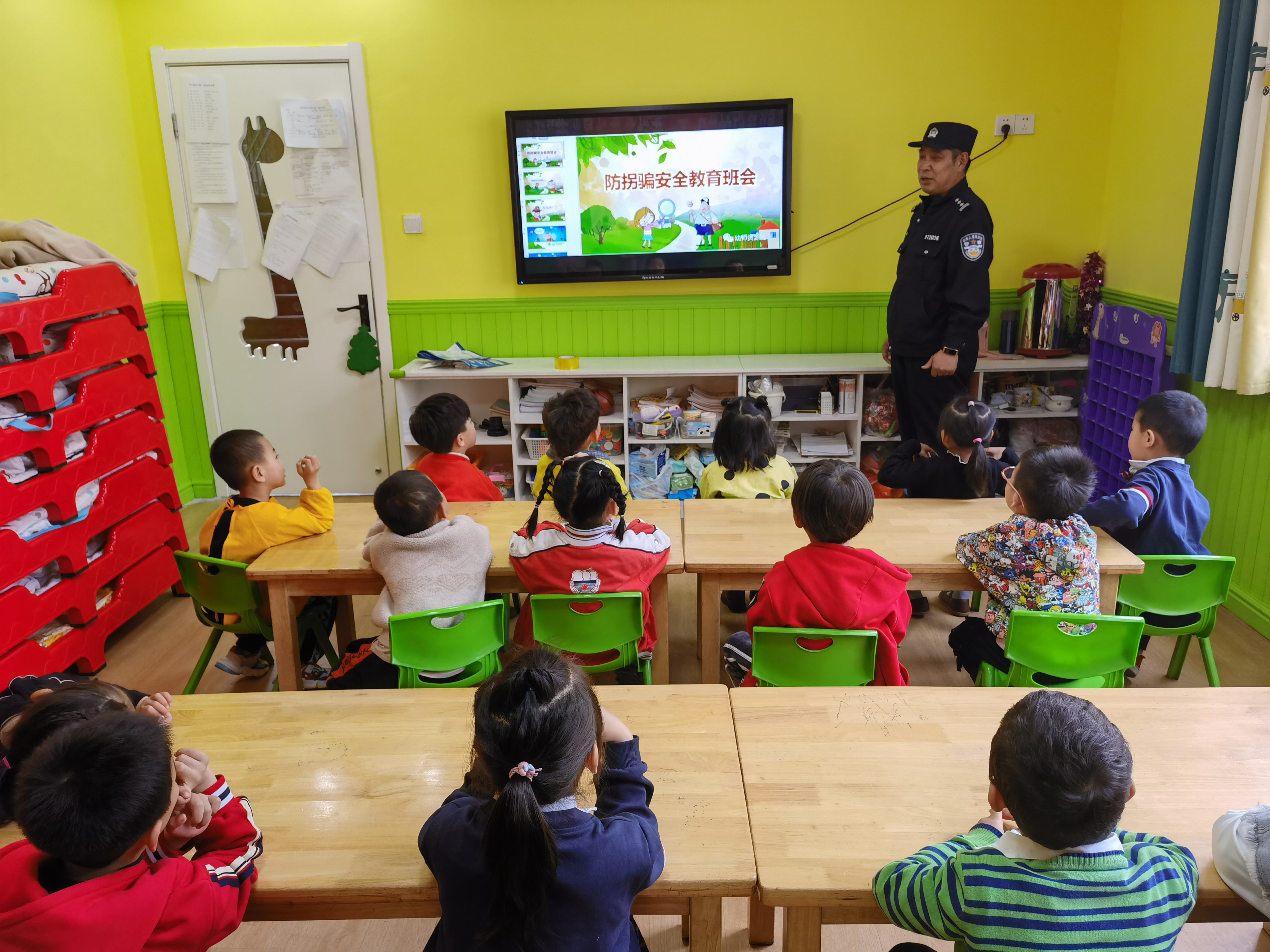 新东街道：艺北社区科协开展幼儿园防拐骗安全教育班会科普宣传活动 (1).jpg