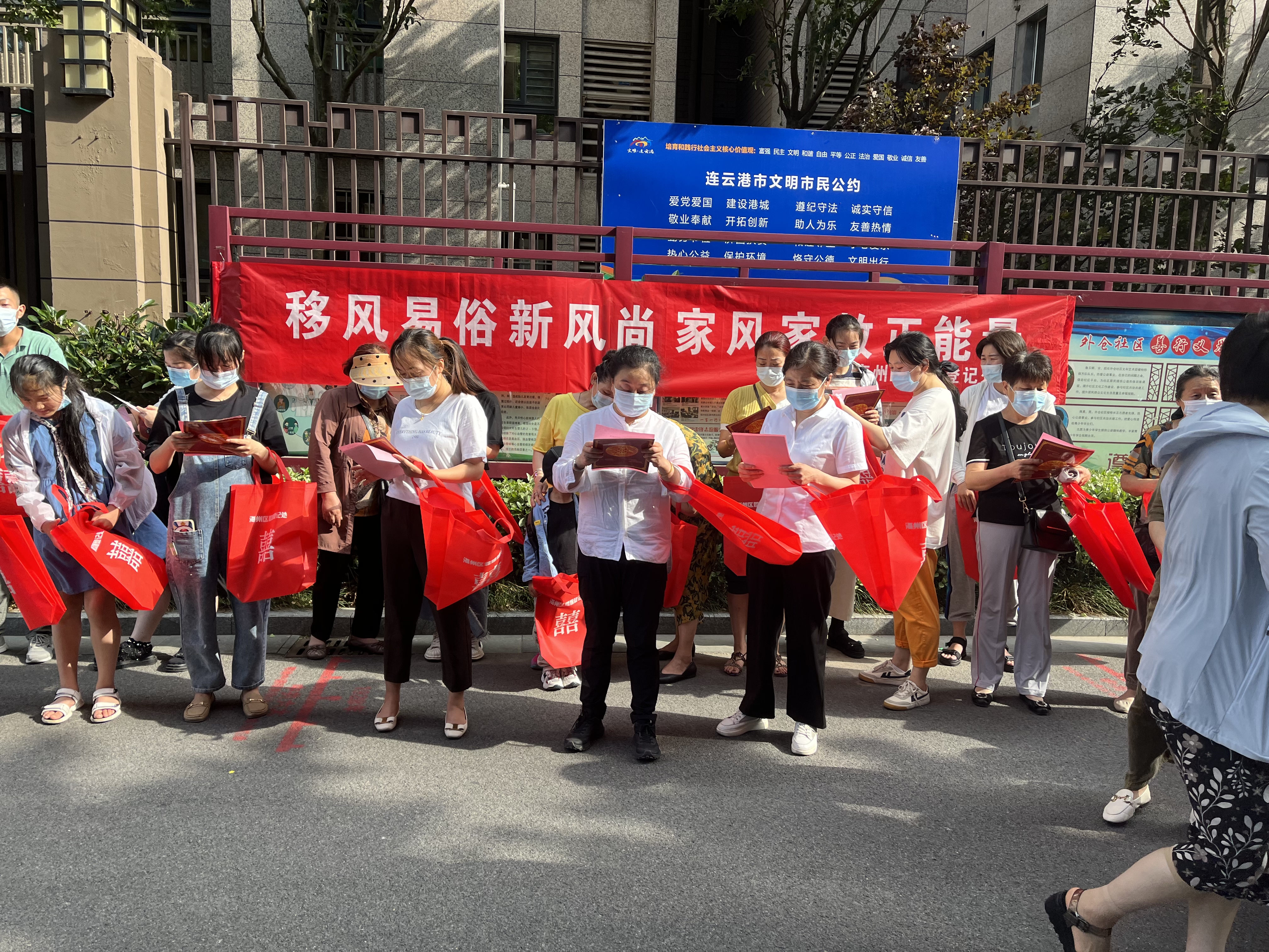 新东街道 ：外仓社区科协开展“移风易俗新风尚，家风家教正能量”宣传活动 (1).jpg