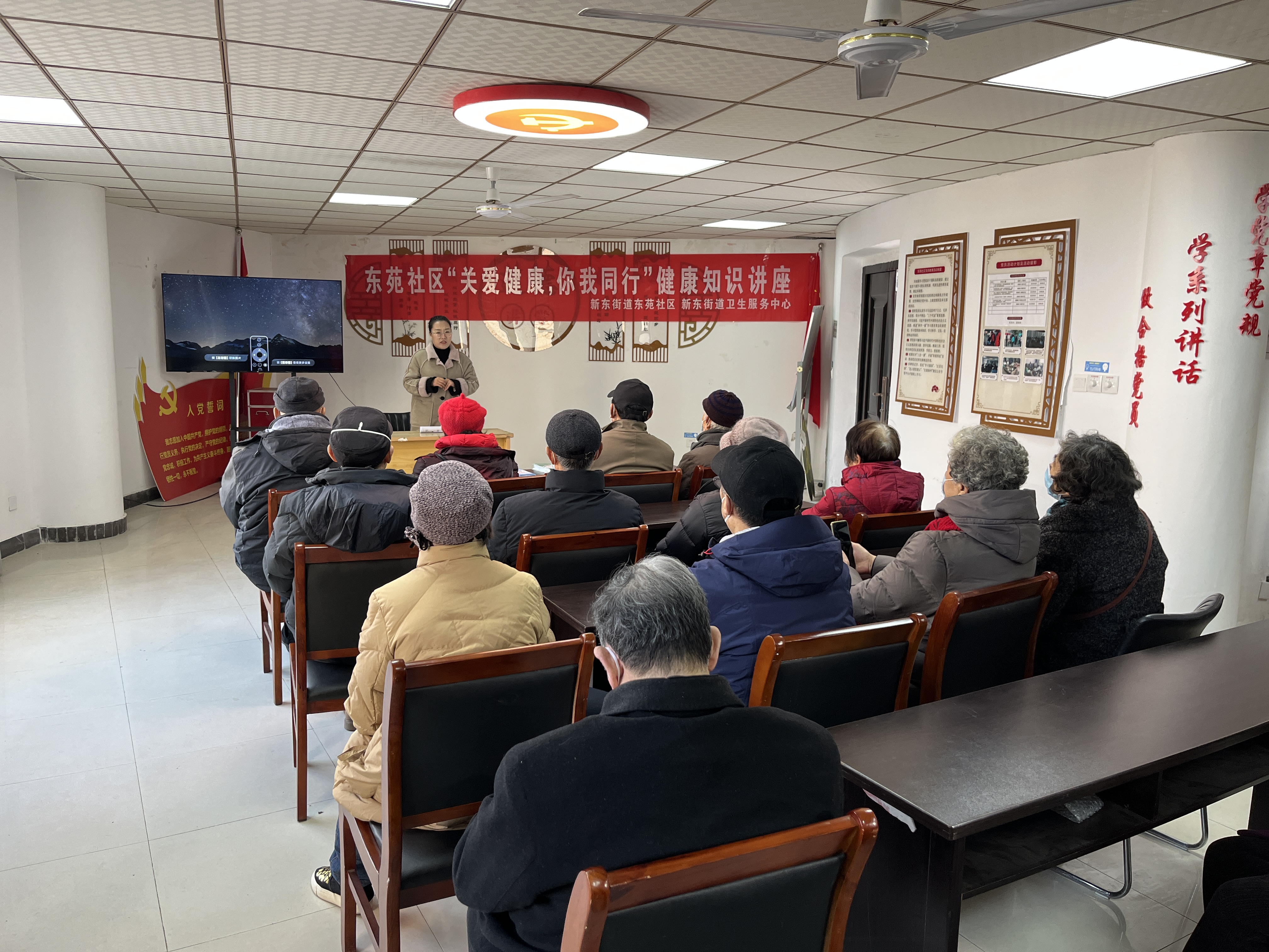 东苑社区科协开展“强国富兴有我 我为群众办实事”——健康义诊实践活动 (1).JPG