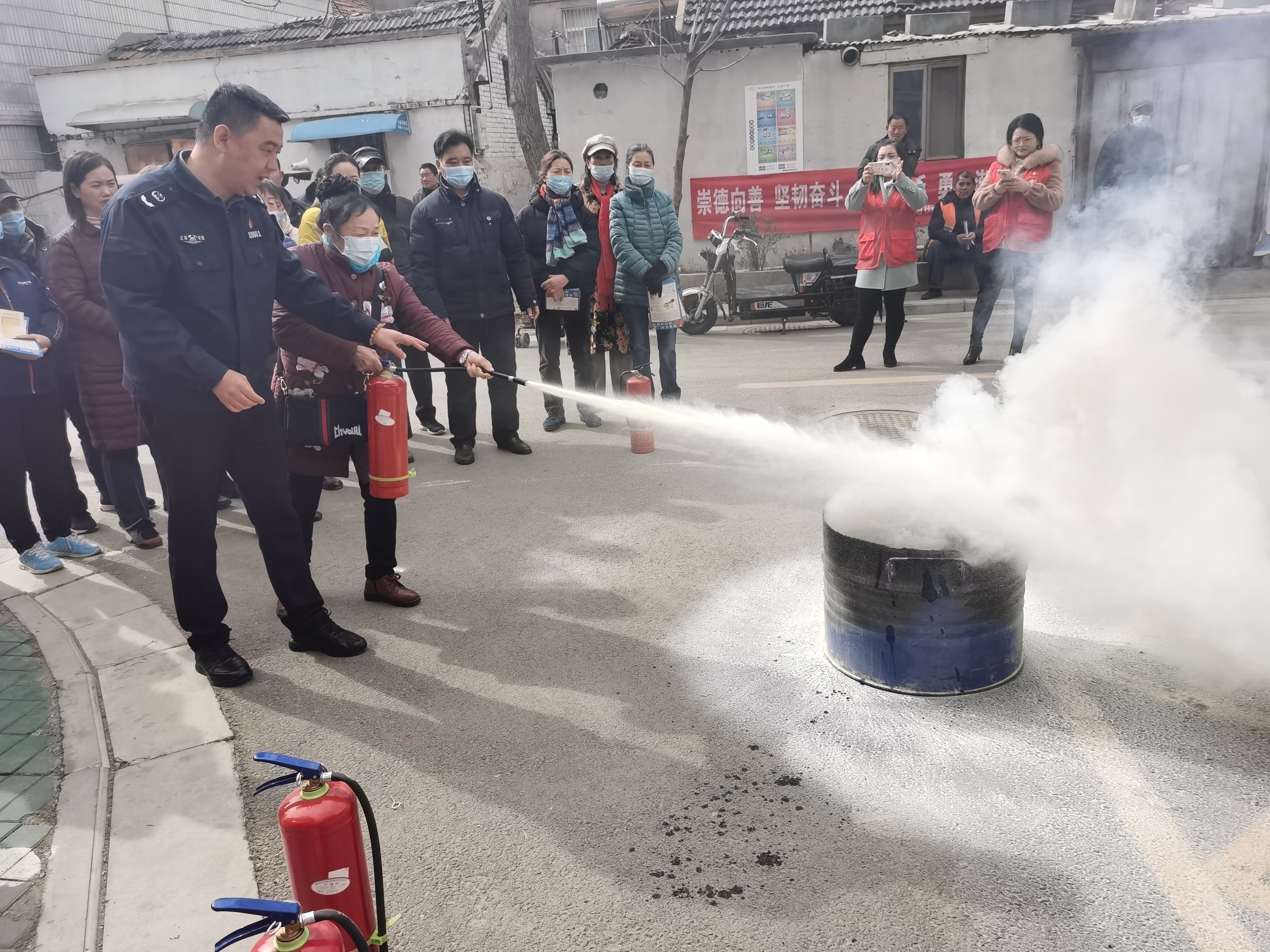 [新浦街道]陇东社区科协开展以“消除火灾隐患，共建平安社区”为主题的消防演练活动2.jpg