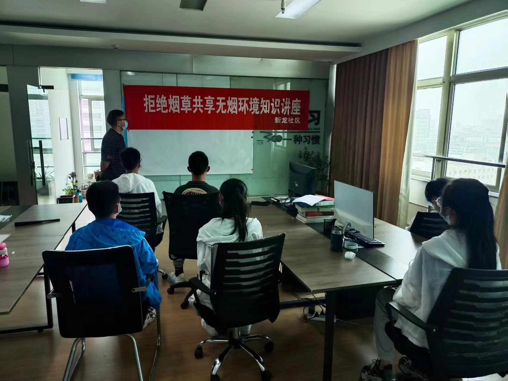 新南街道新龙社区开展了拒绝烟草共享无烟环境知识讲座 (3).jpg