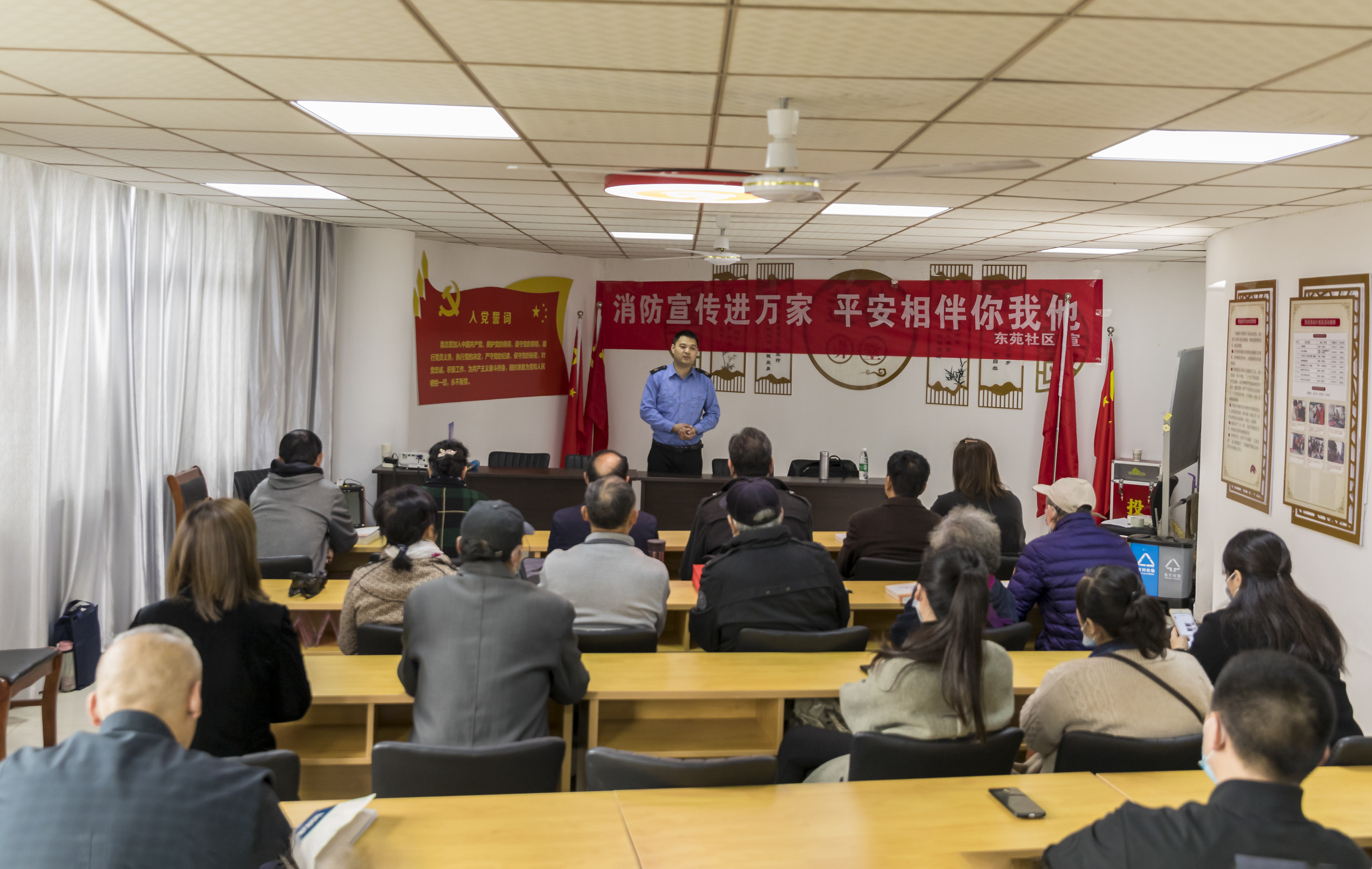 东苑社区科协开展“消防安全进万家 平安相伴你我他”宣传活动 (1).jpg