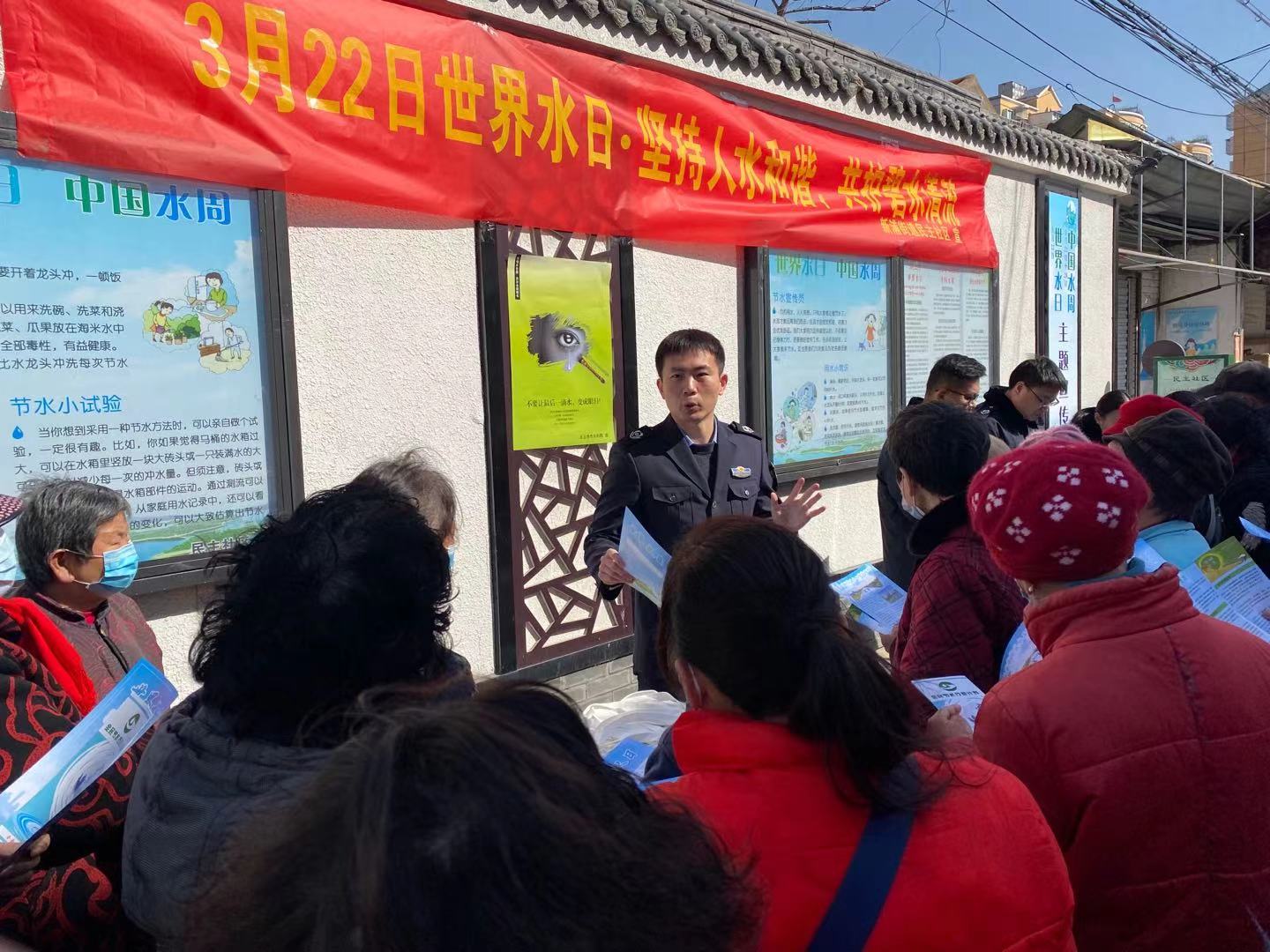 海州区新浦街道民主社区活动时间3月22号活动地点：民主社区辖区活动主题：携手市水务局深入贯彻新发展理念，推进水资源集约安全利用.jpg1 (2).jpg