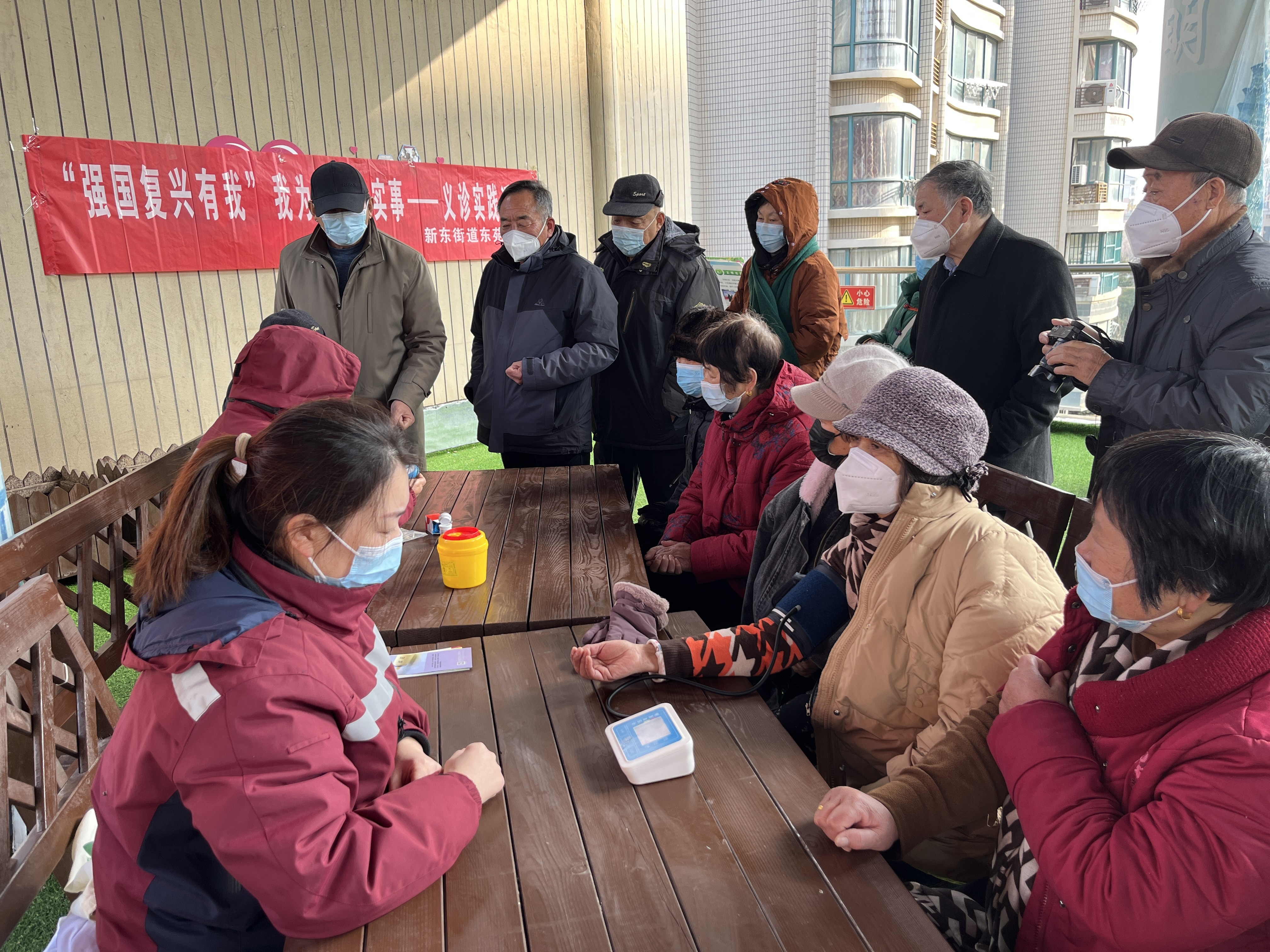 东苑社区科协开展“强国富兴有我 我为群众办实事”——健康义诊实践活动1.JPG