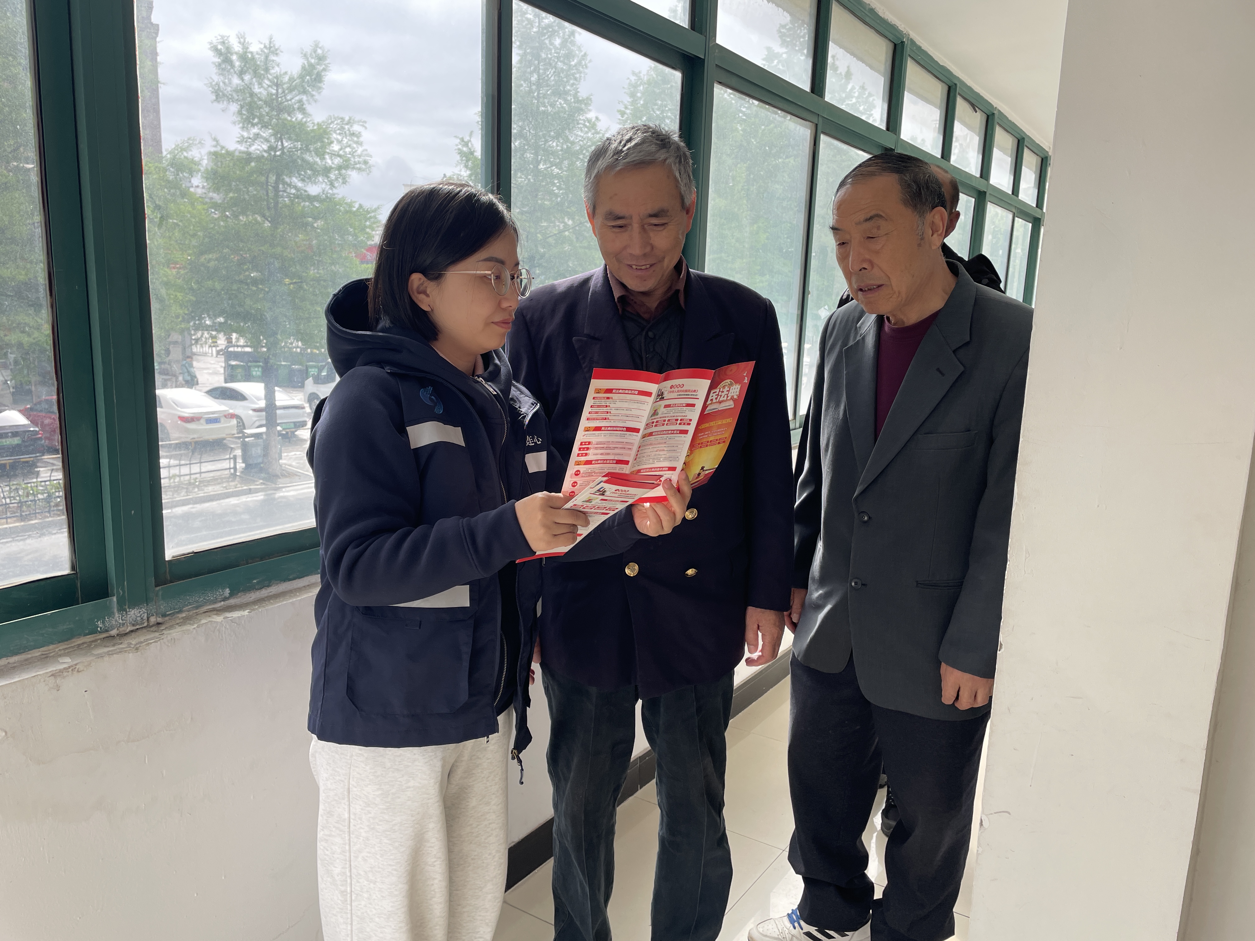 东风社区开展民法典普法宣传活动.2.jpg