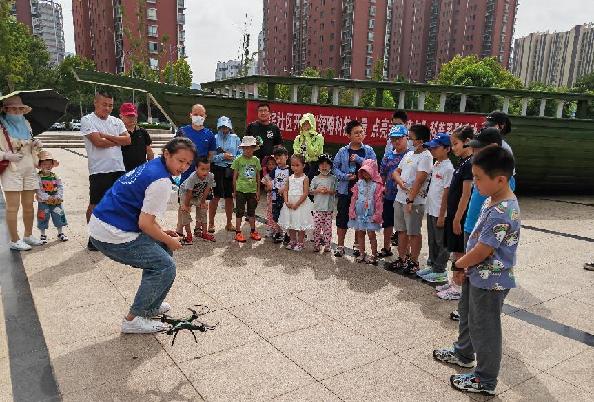 河滨社区与市青少年科技协会开展科普活动.png