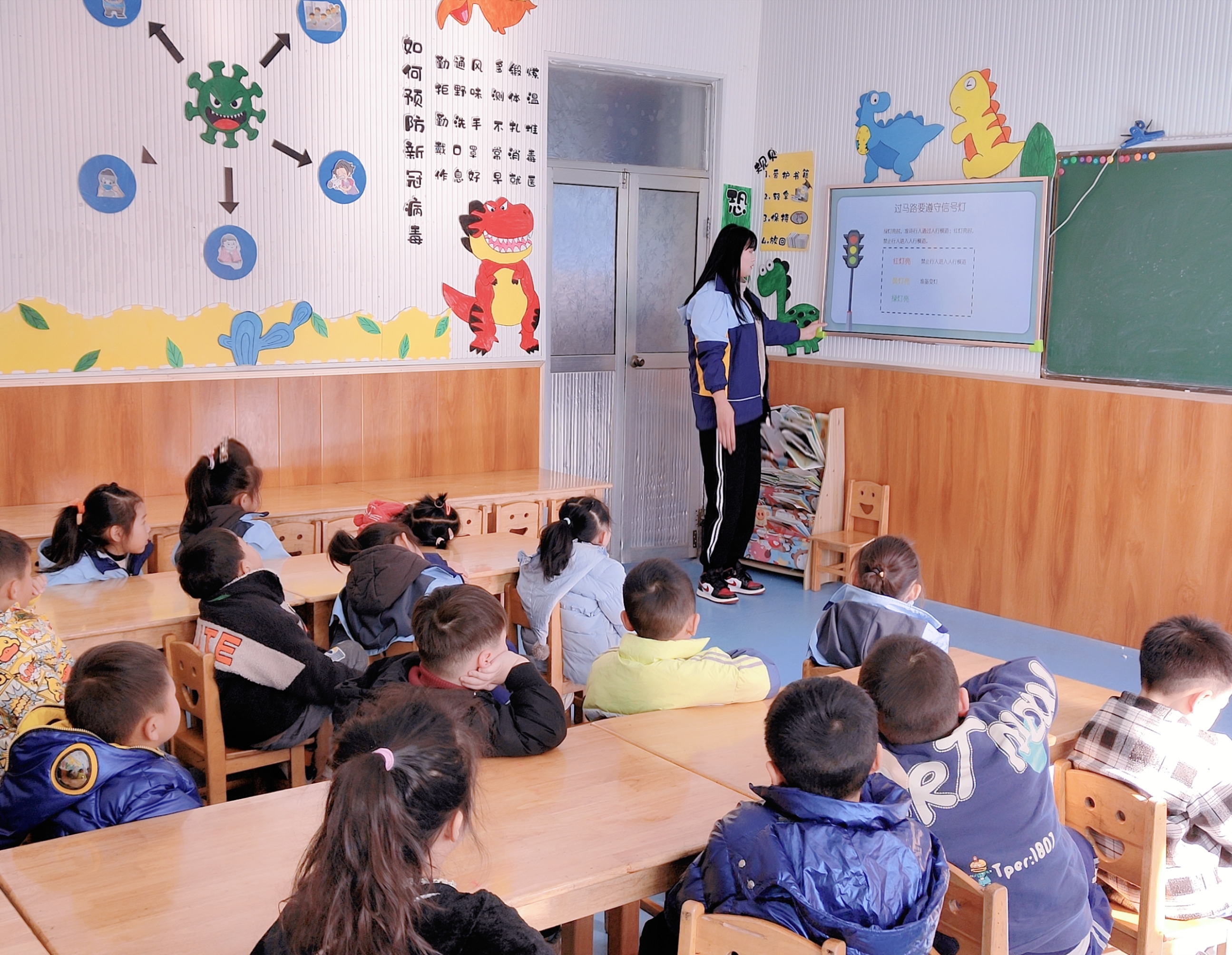 龙尾社区携手辖区幼儿园开展“12.2”交通安全日教育活动 (1).jpg