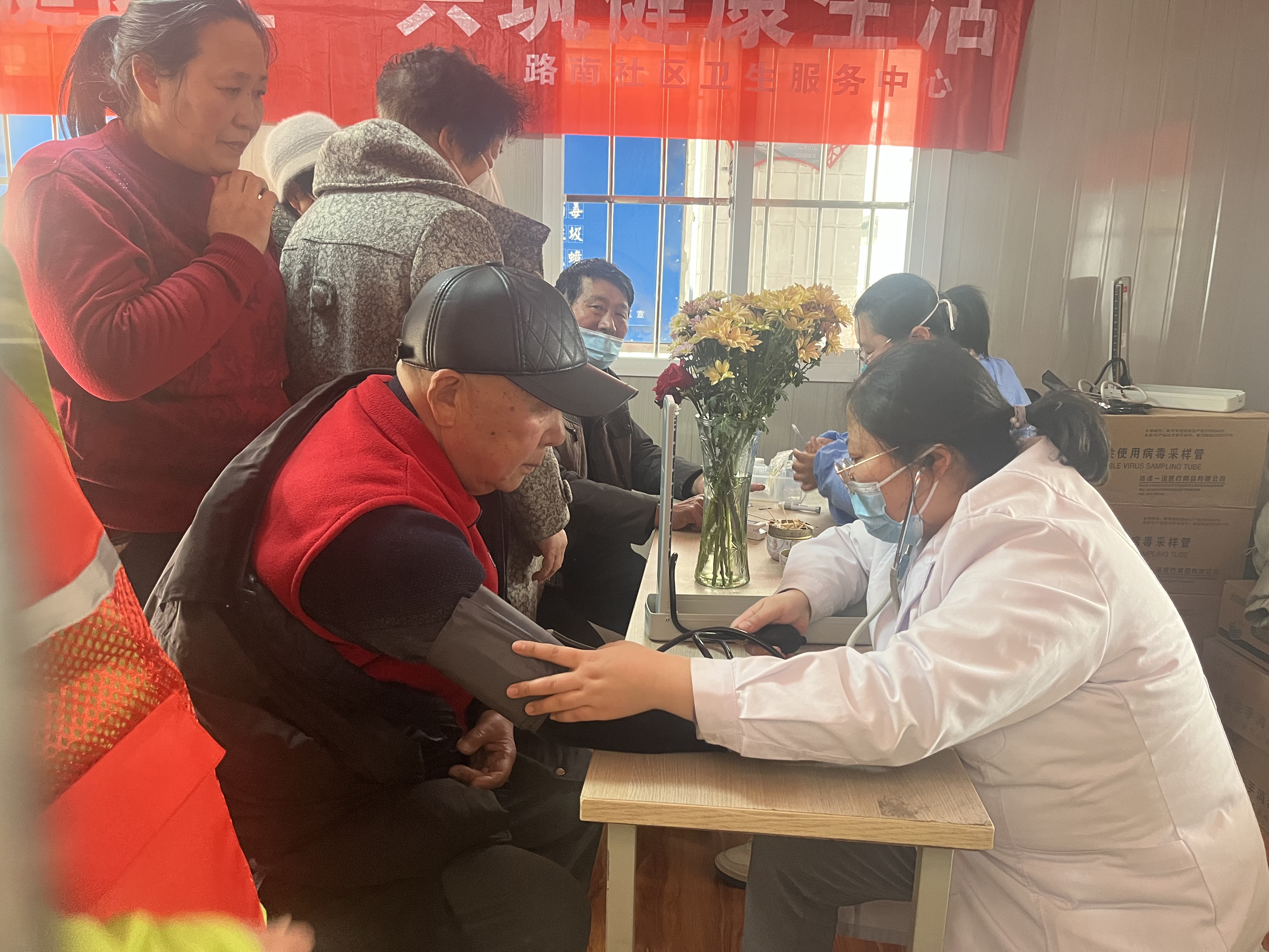 扁担河社区开展“雷锋精神进社区 义诊暖流漾人心”主题活动图片3.jpg