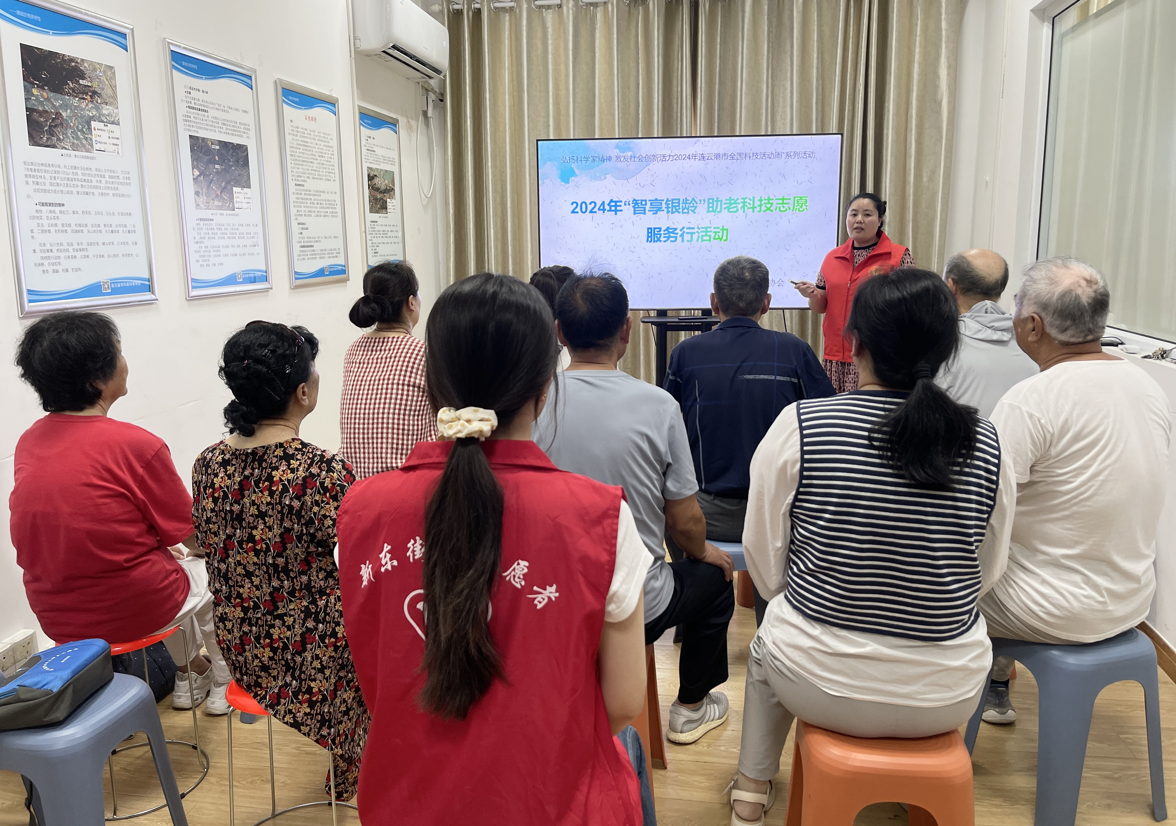 2024“智享银龄”助老科技志愿服务行活动走进龙尾社区 (2).jpg