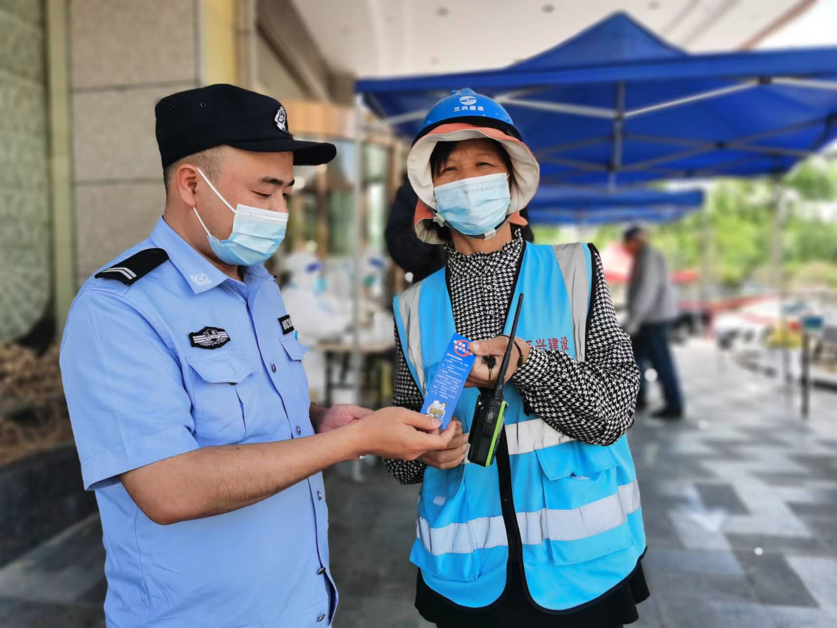 小卡片，大用途——龙尾社区发放“反诈”核酸检测卡 (1).jpg