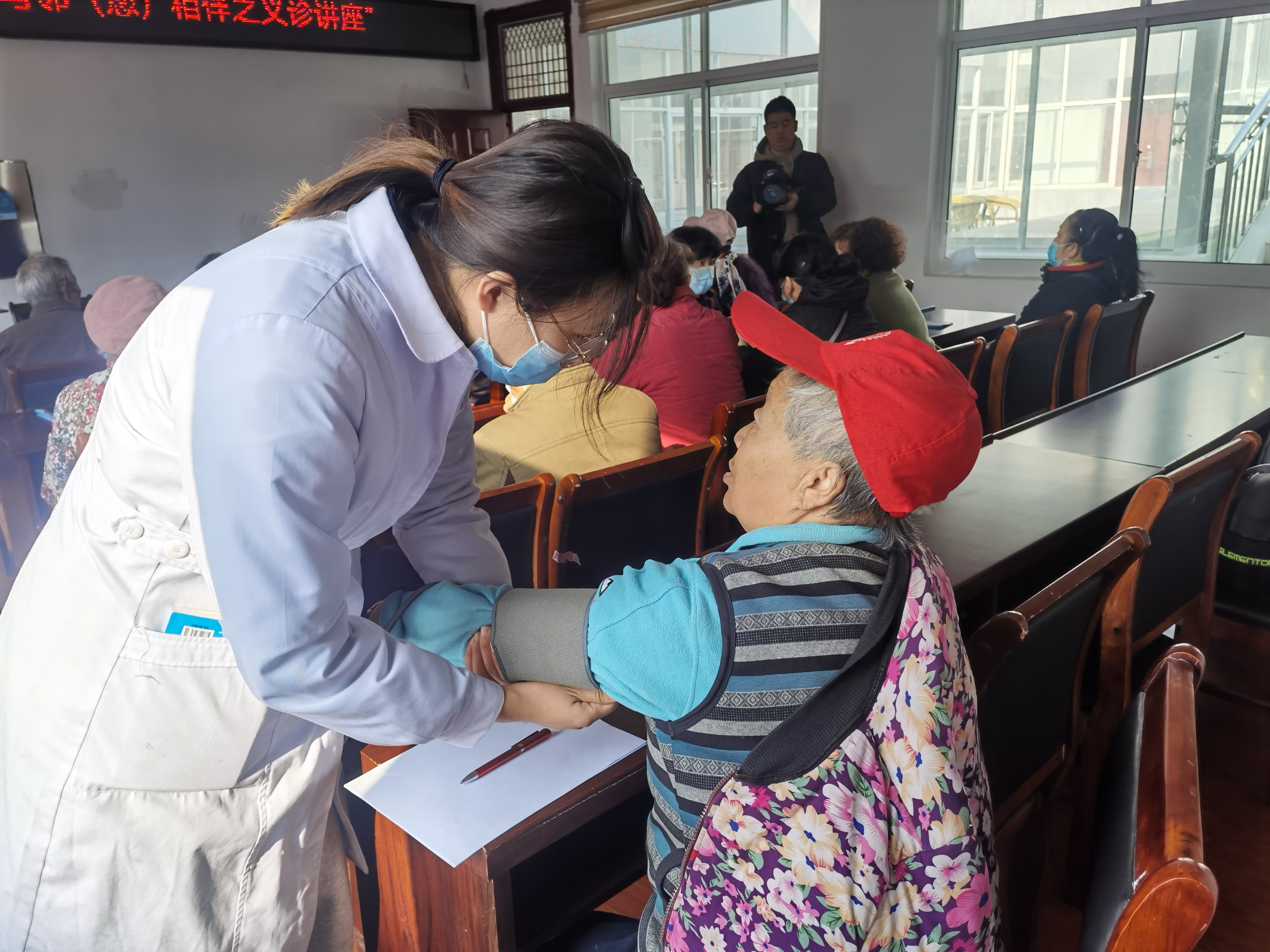 2021.10.22【新浦街道】民主社区 警惕卒中症状，尽早识别救治——第16个“世界卒中日”知识科普讲座.jpg