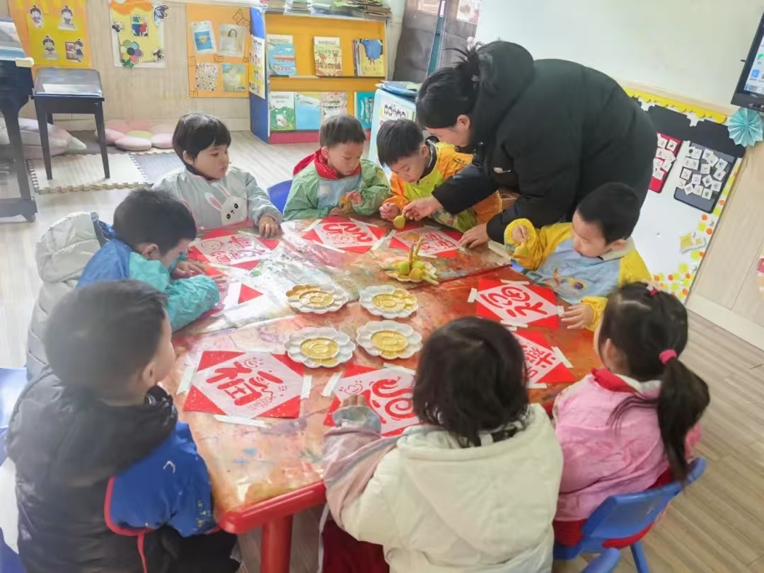 东风社区科协联合辖区幼儿园开展迎新春志愿服务活动2.jpg