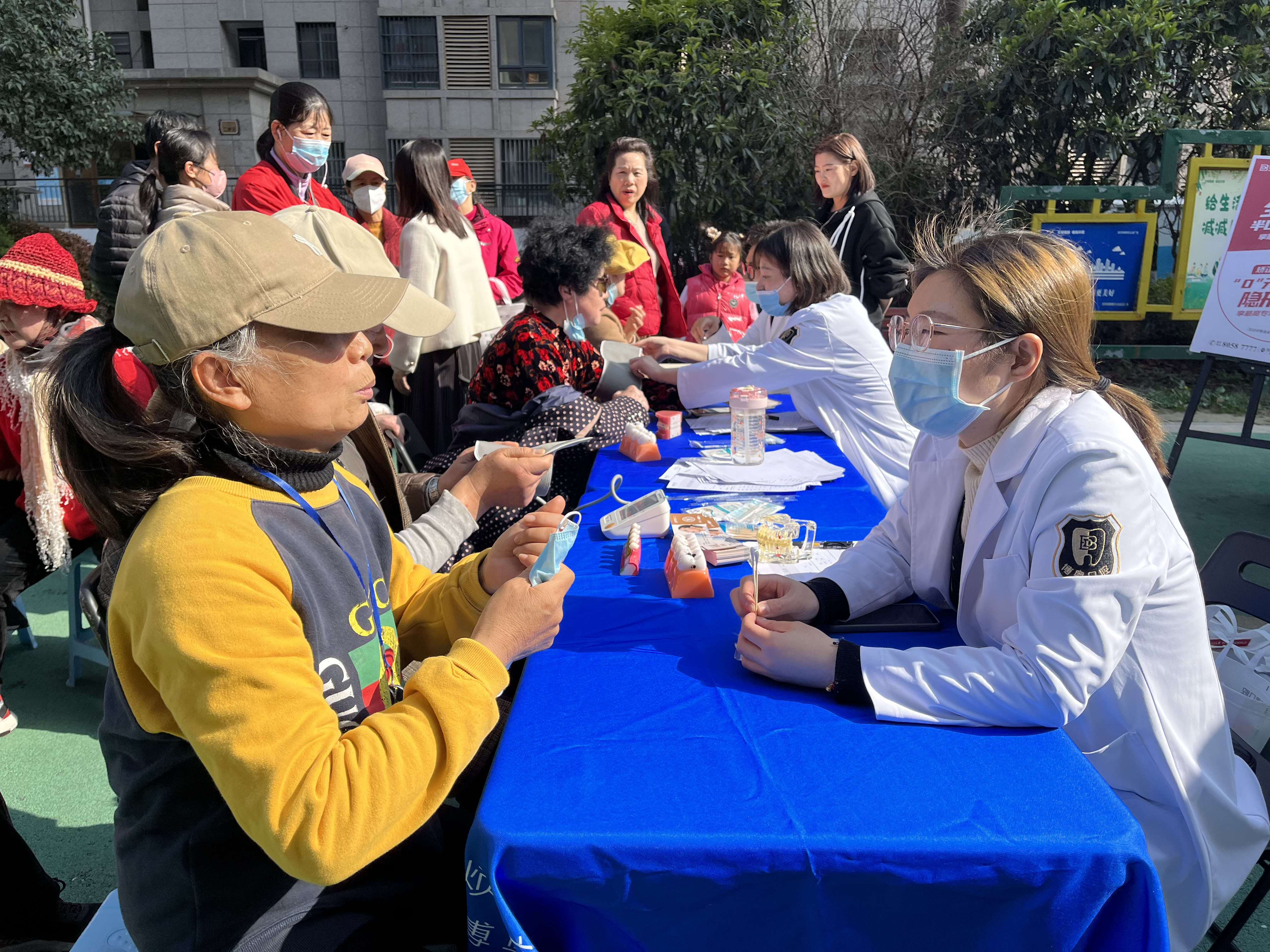 东风社区科协开展科协开展口腔义诊进社区科普宣传活动.jpg