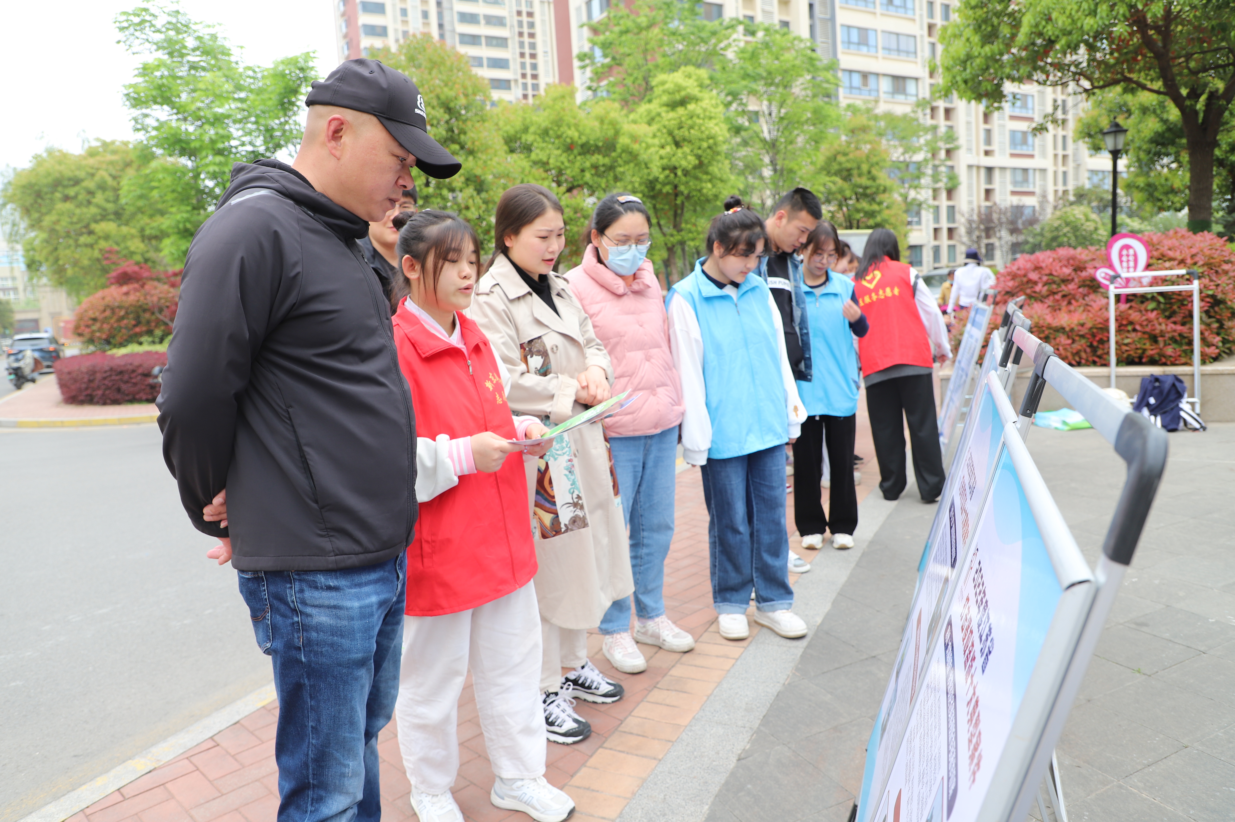 新东街道：振兴社区科协开展保护知识产权 向盗版说“不”科普宣传活动.JPG