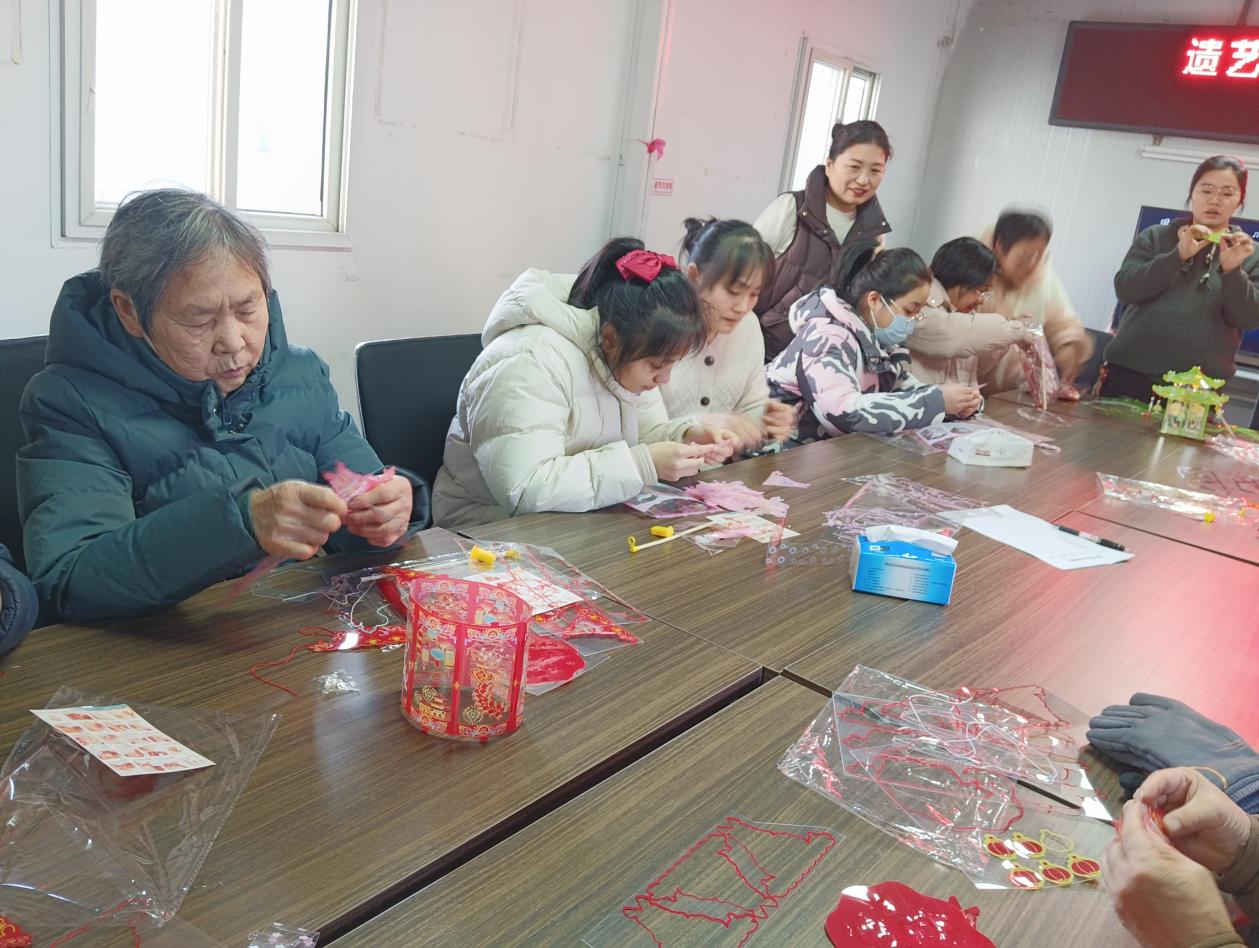 路南街道扁担河社区科协开展遗艺蛇灯盏同欢元宵节主题科普活动.jpg