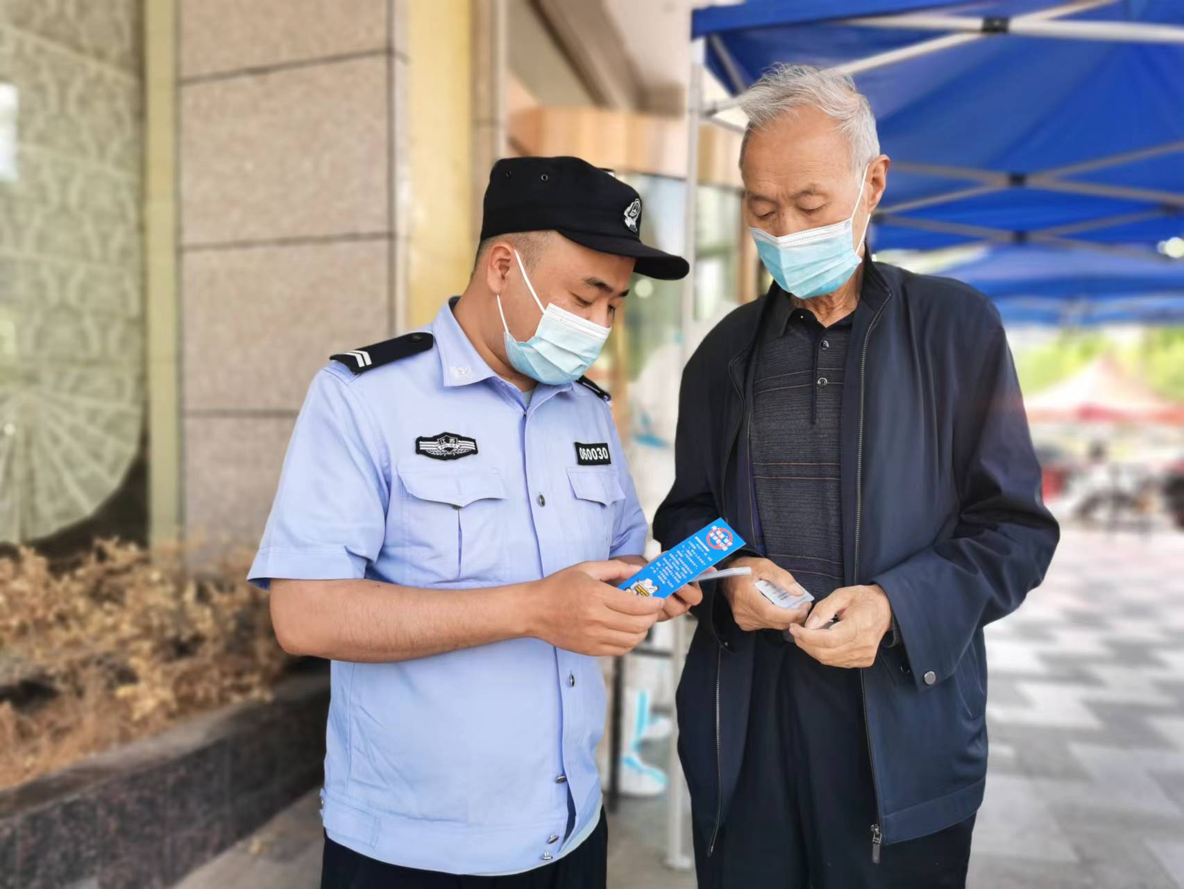 小卡片，大用途——龙尾社区发放“反诈”核酸检测卡 (3).jpg