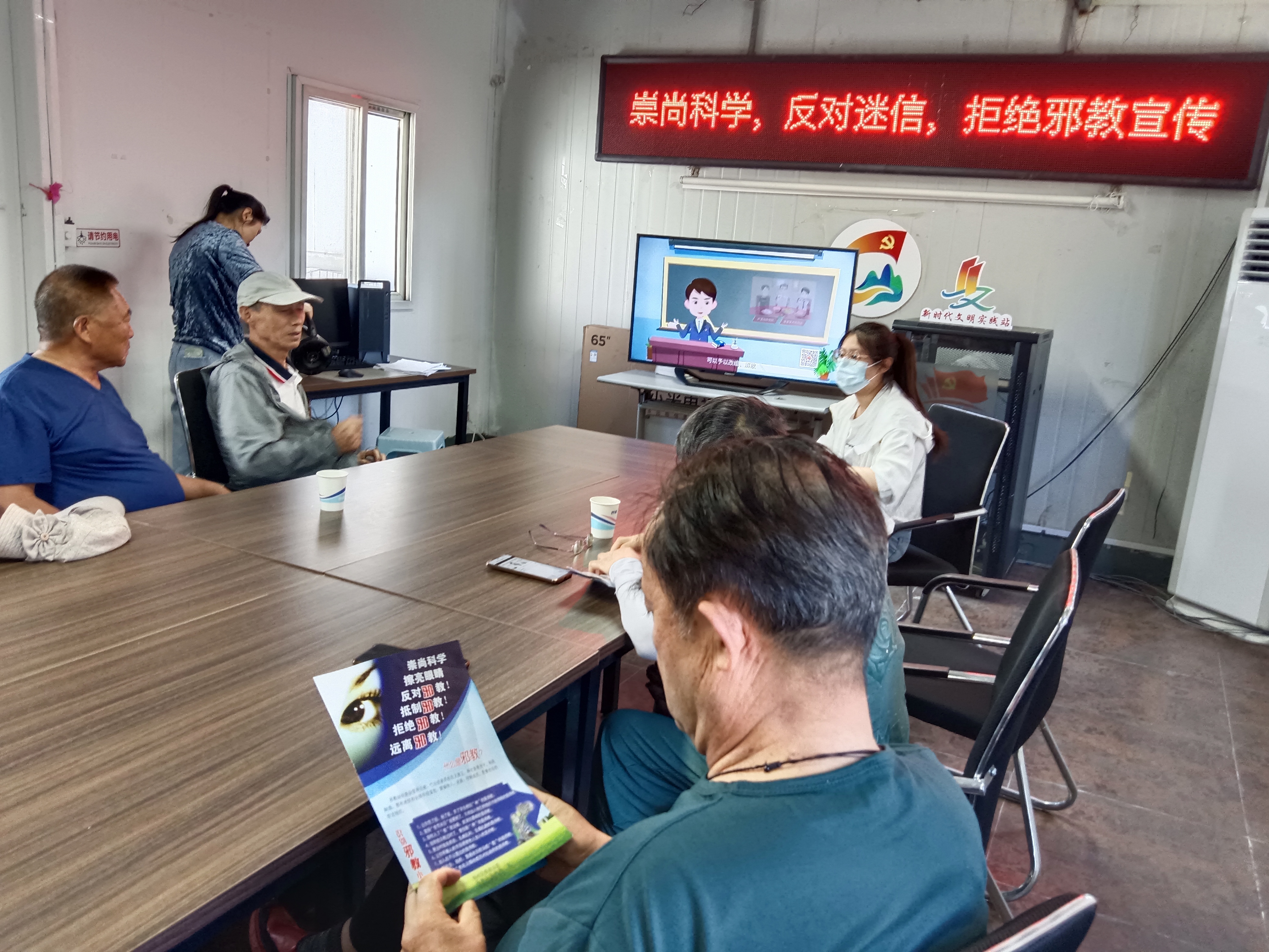 路南街道扁担河社区开展科学普及抵制迷信宣传活动2.jpg