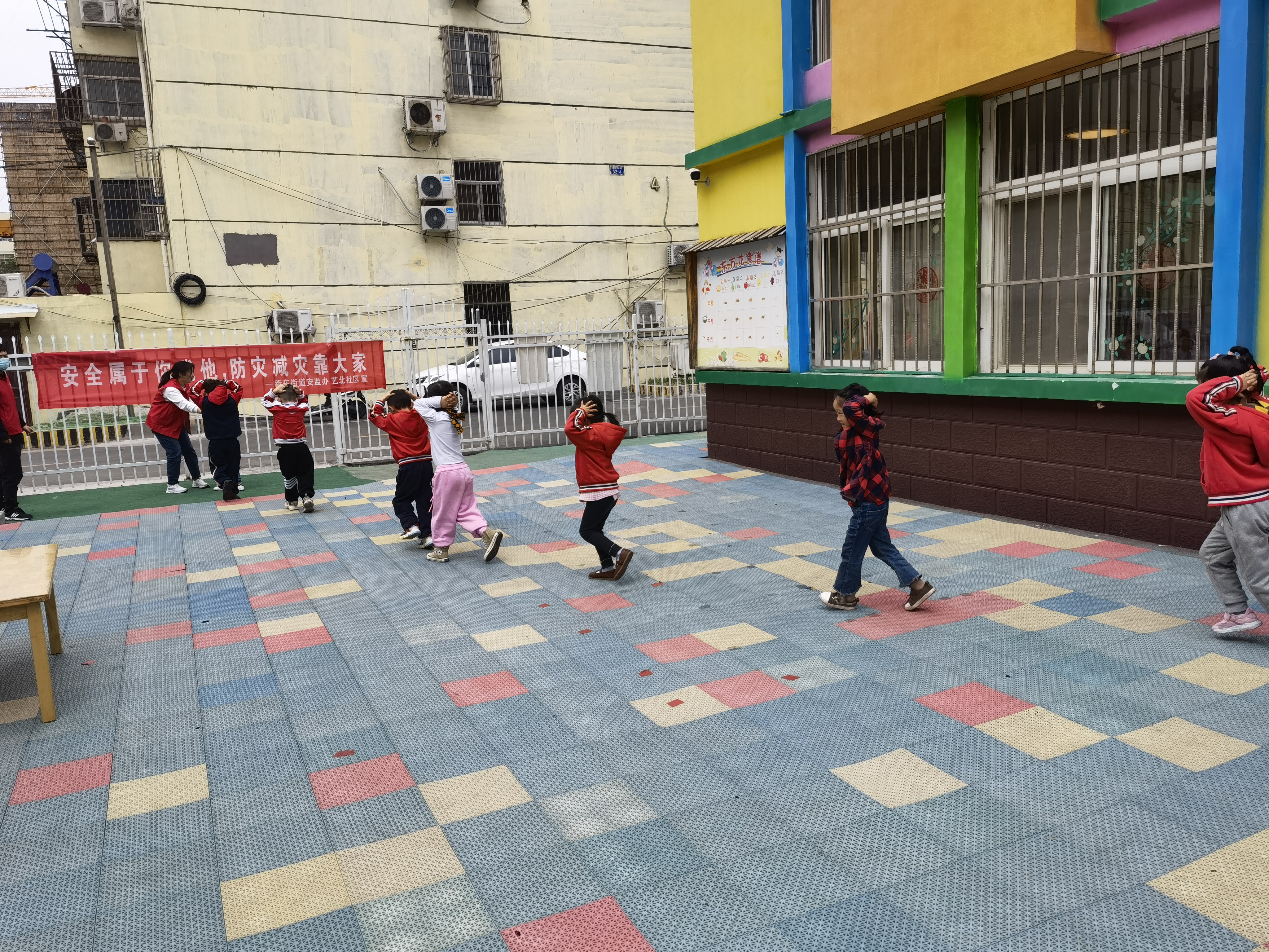 艺北社区科协开展“安全属于你我他，防灾减灾靠大家”宣传进校园科普活动 (1).jpg