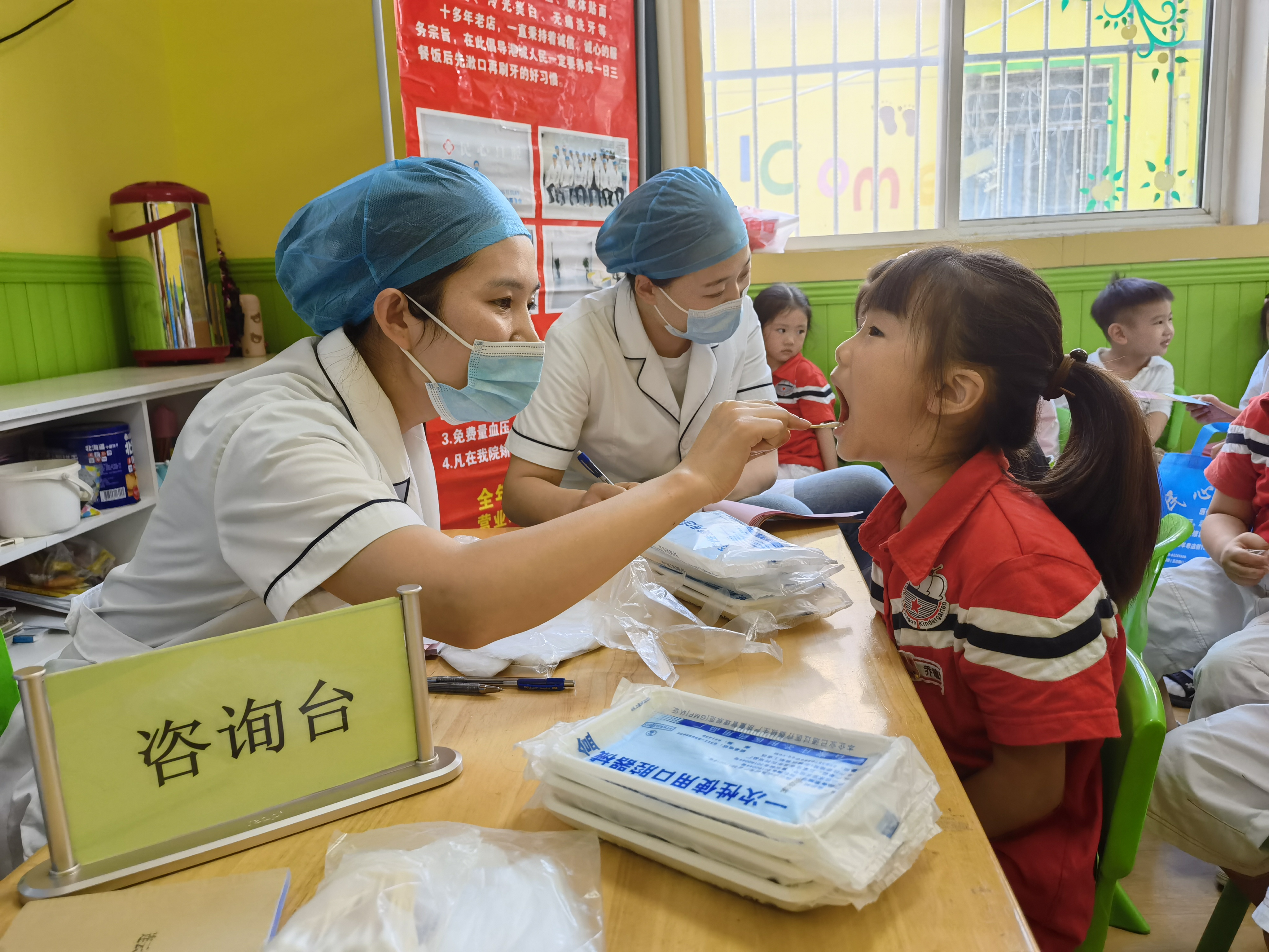 艺北社区科协开展“爱牙护牙 从小做起”科普宣传活动 (3).jpg