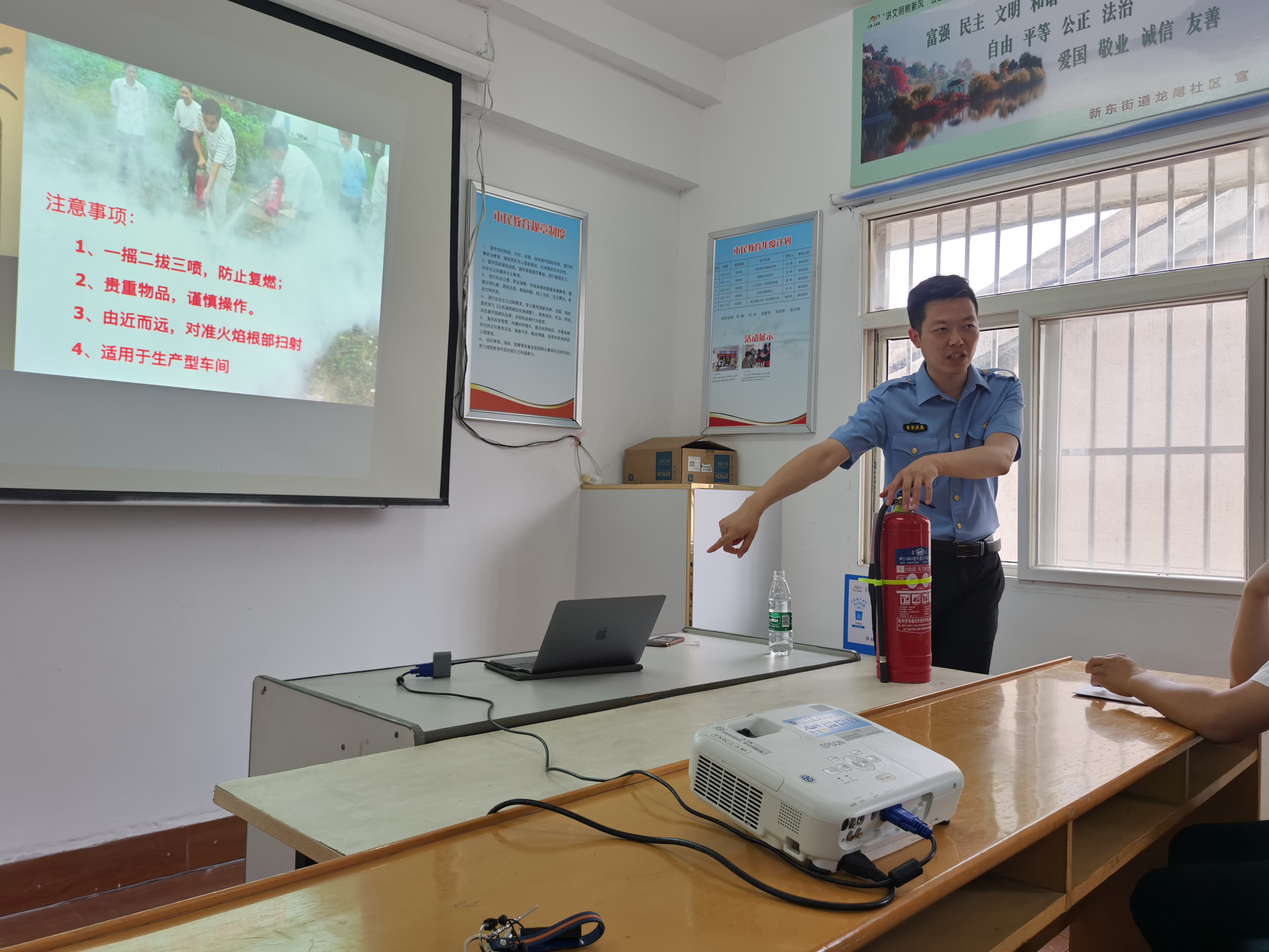 龙尾社区举办消防安全讲座 增强居民自救自防能力 (1).jpg