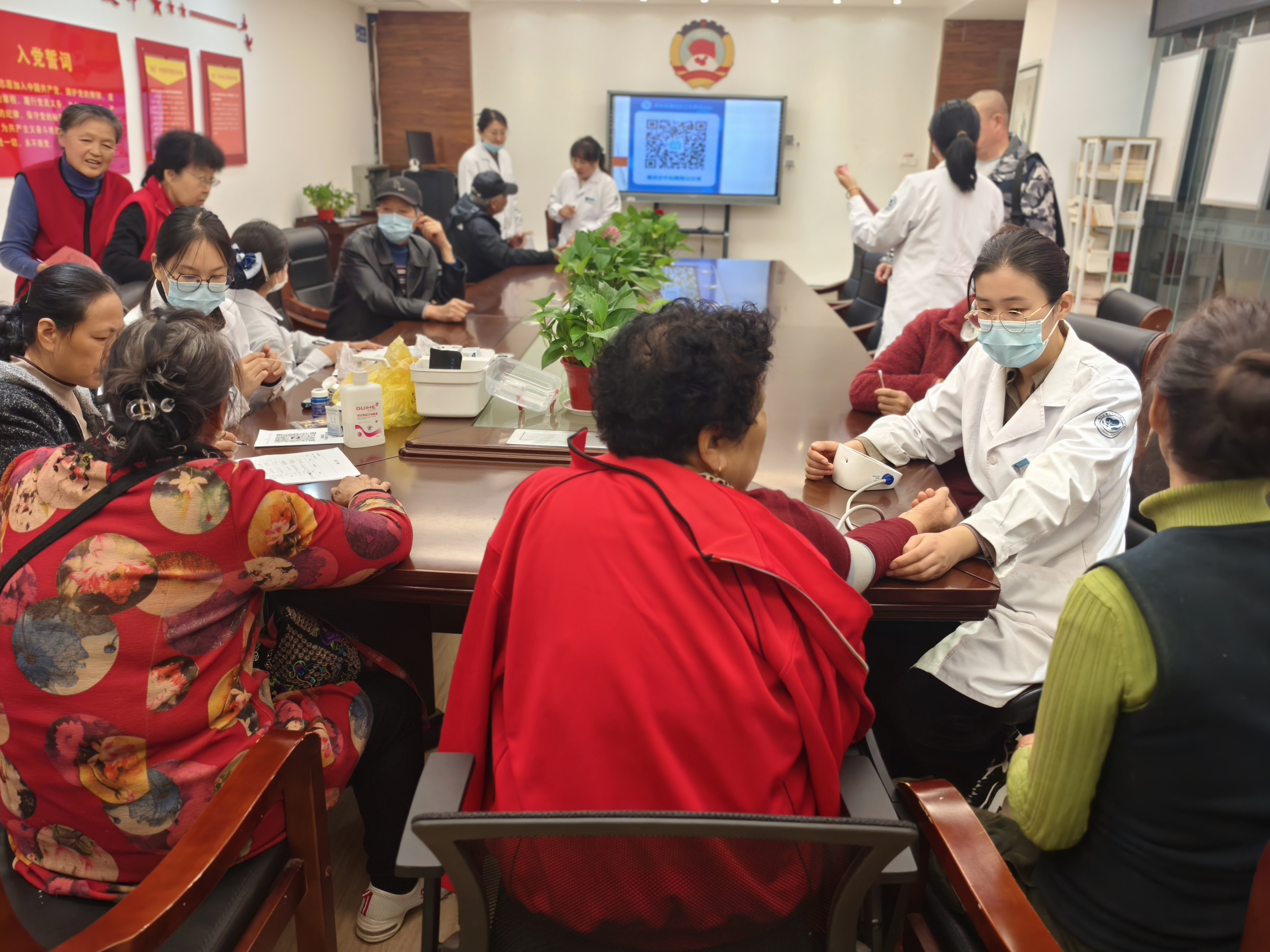 外仓社区科协联合新东卫生服务中心开展秋冬健康知识科普进社区活动2.jpg