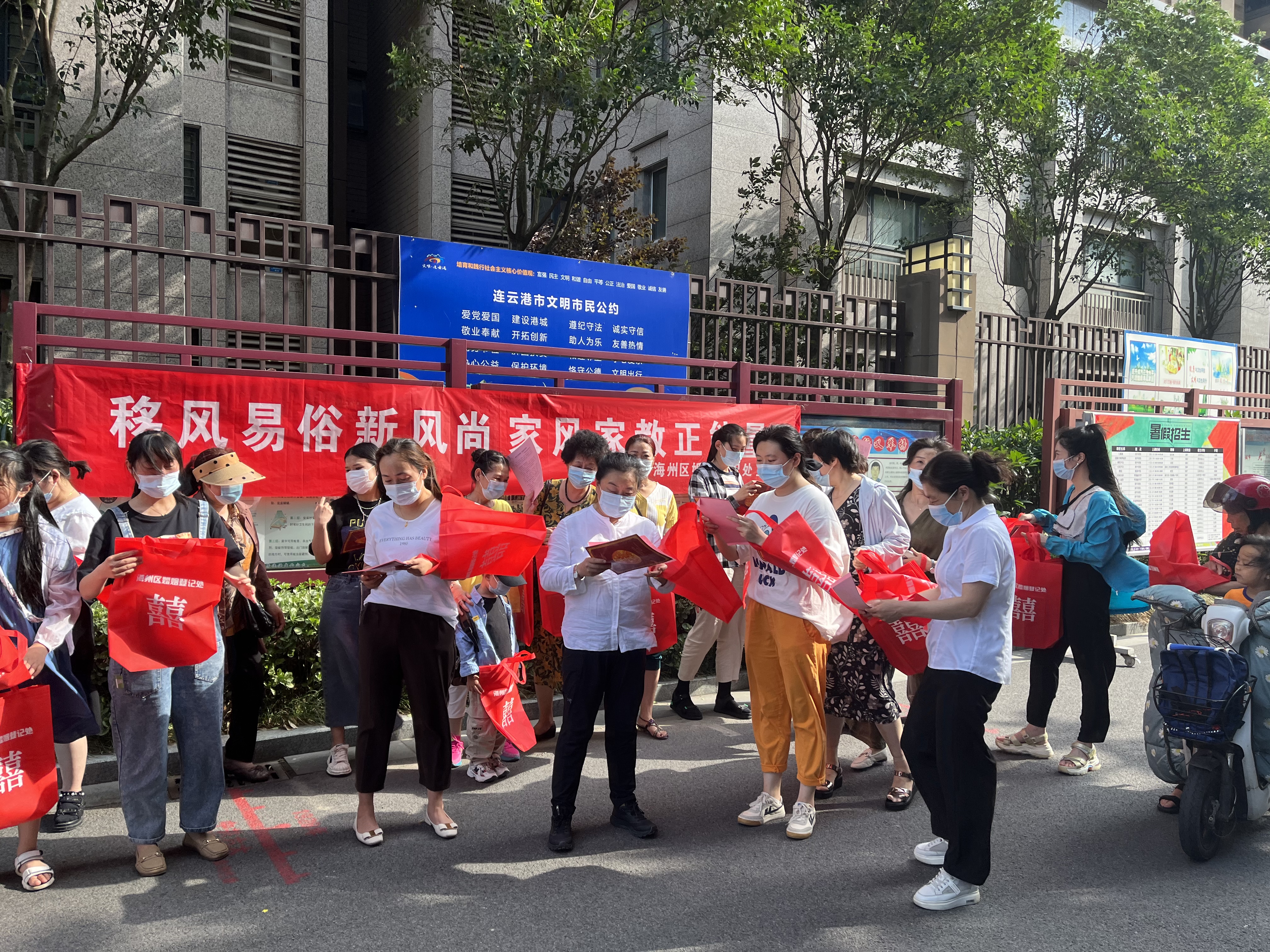 新东街道 ：外仓社区科协开展“移风易俗新风尚，家风家教正能量”宣传活动.jpg