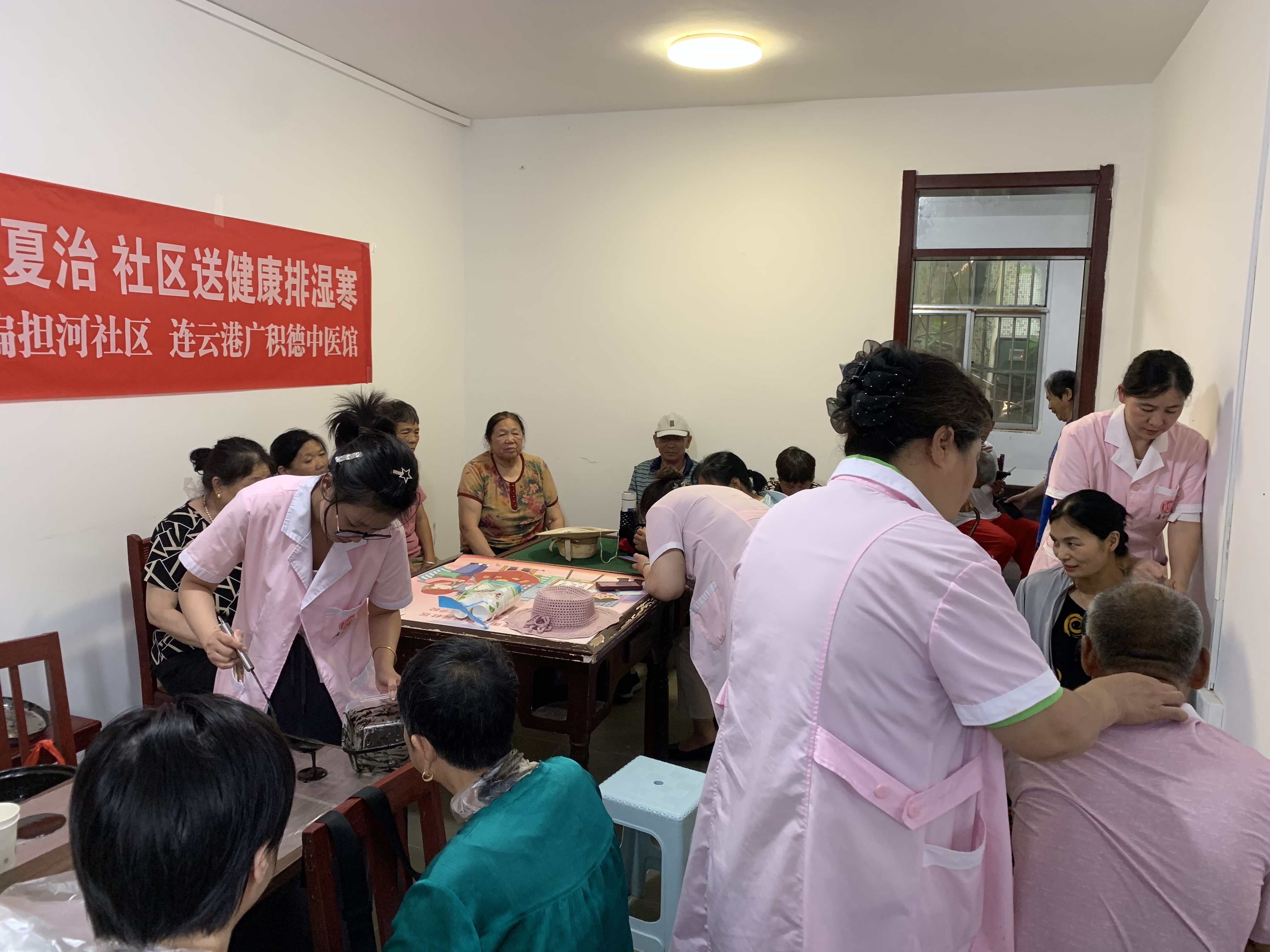 扁担河社区开展三伏天冬病夏治健康公益行动 助力居民科学排寒湿.jpg