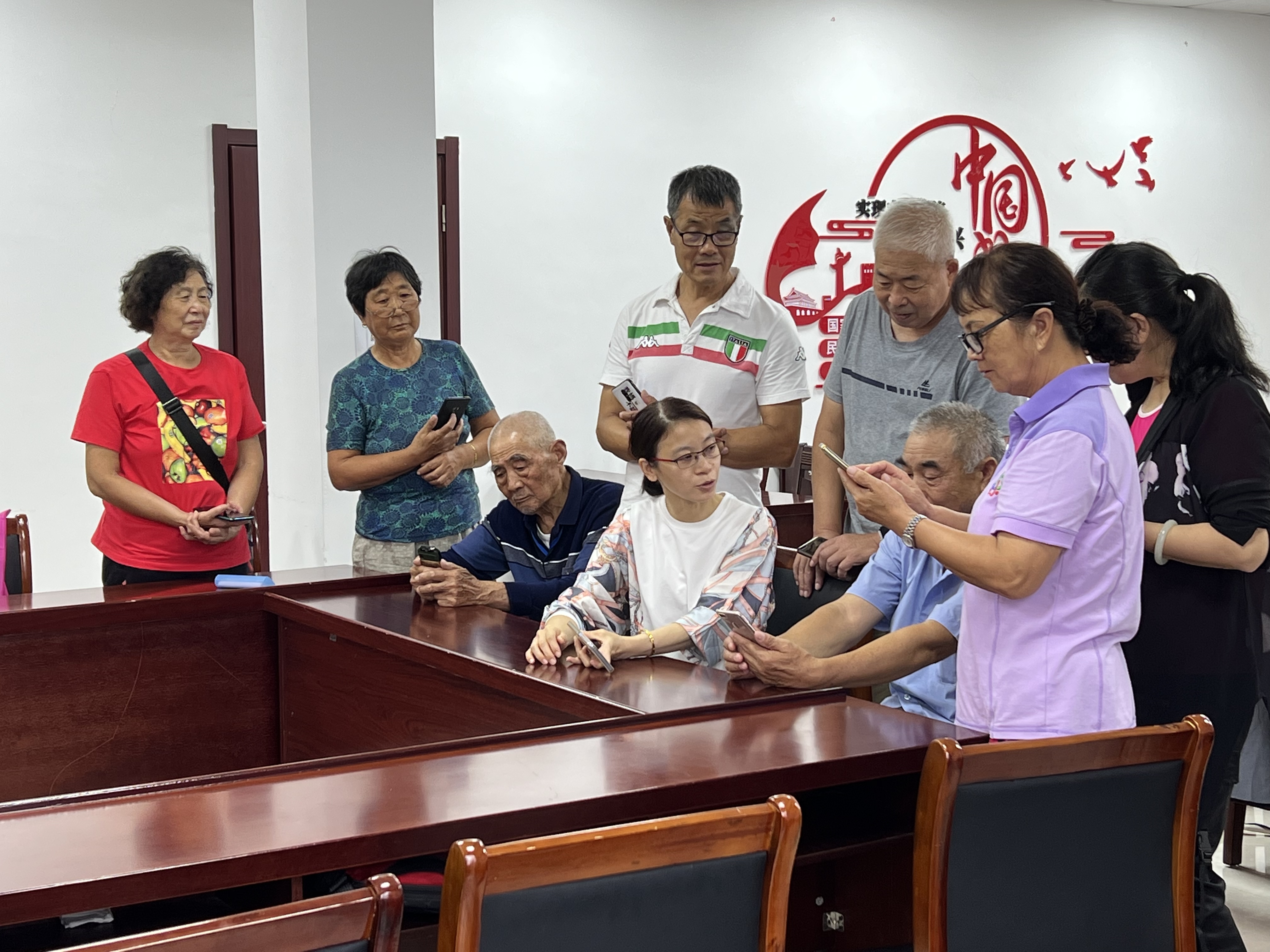 新南街道云海社区科协开展老年人手机、电脑培训活动.jpg