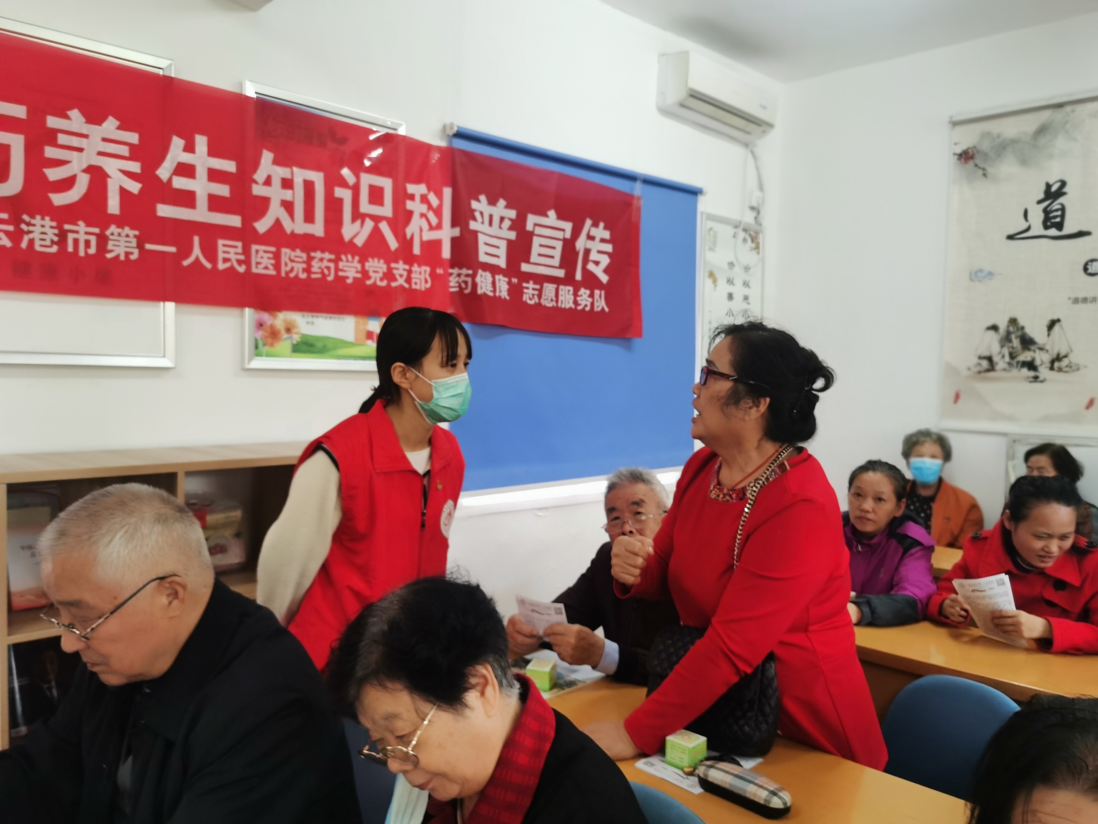 龙尾社区开展重阳敬老养生知识活动 (1).jpg