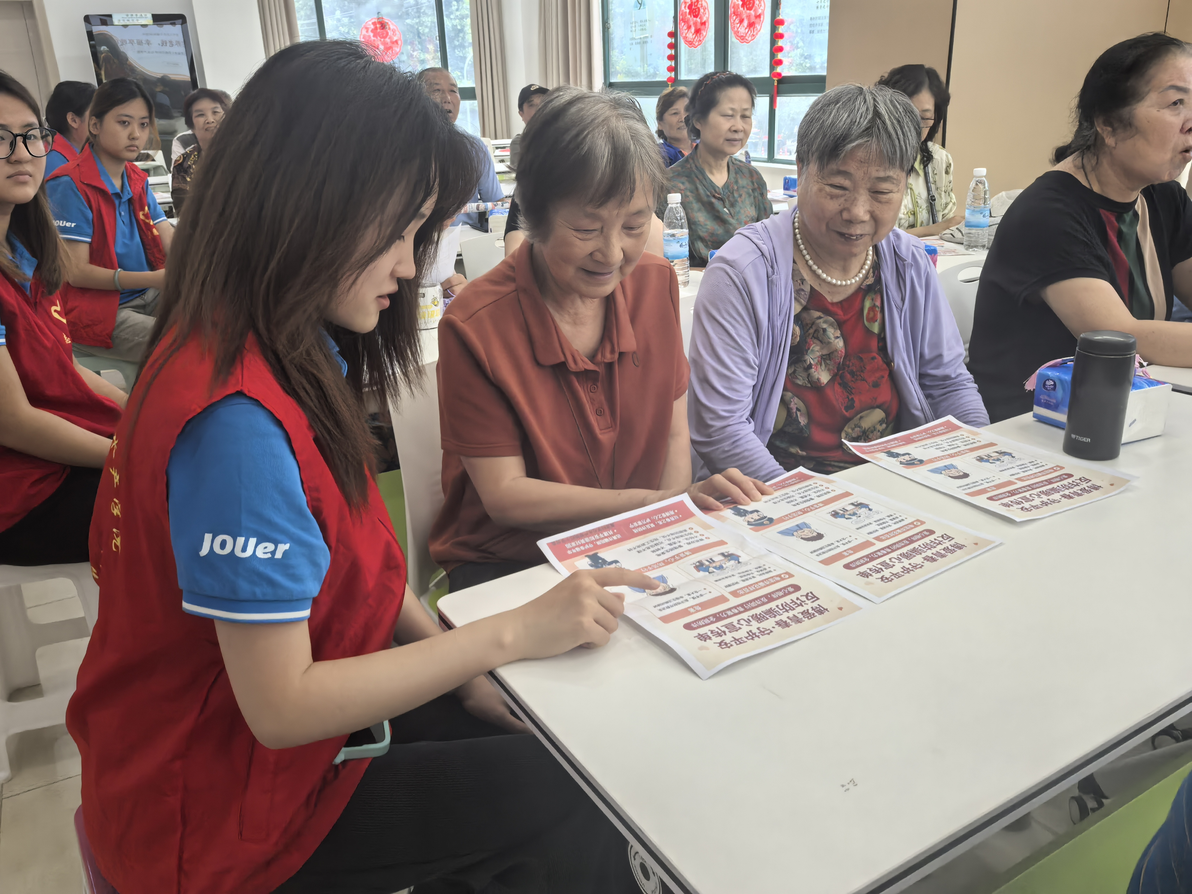 反诈伴夕阳 平安护长者——同兴社区科协开展老年防诈骗科普宣传活动1.jpg