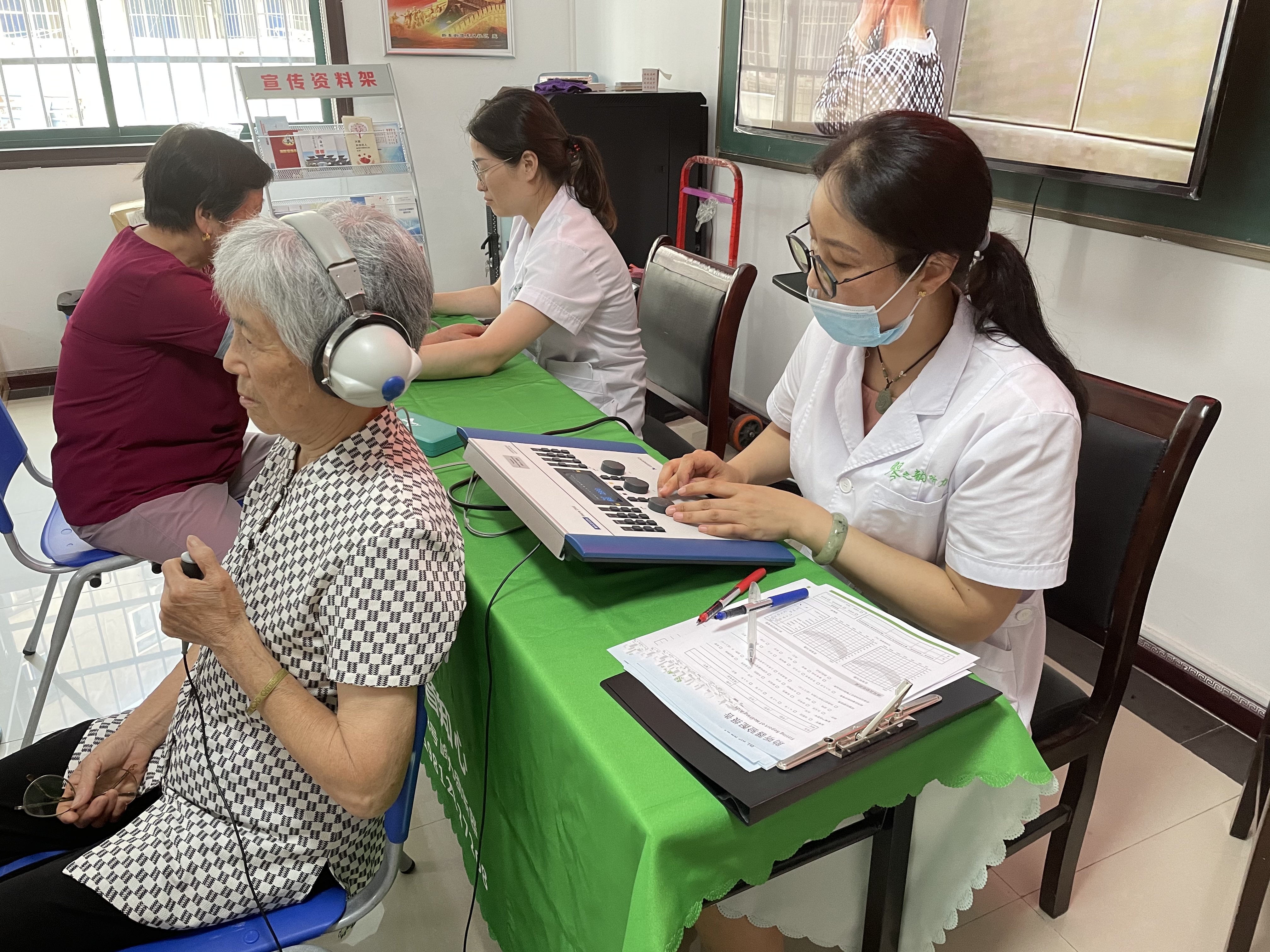 新东街道：东风社区科协开展“聆听心声，关注听力健康”义诊活动.jpg