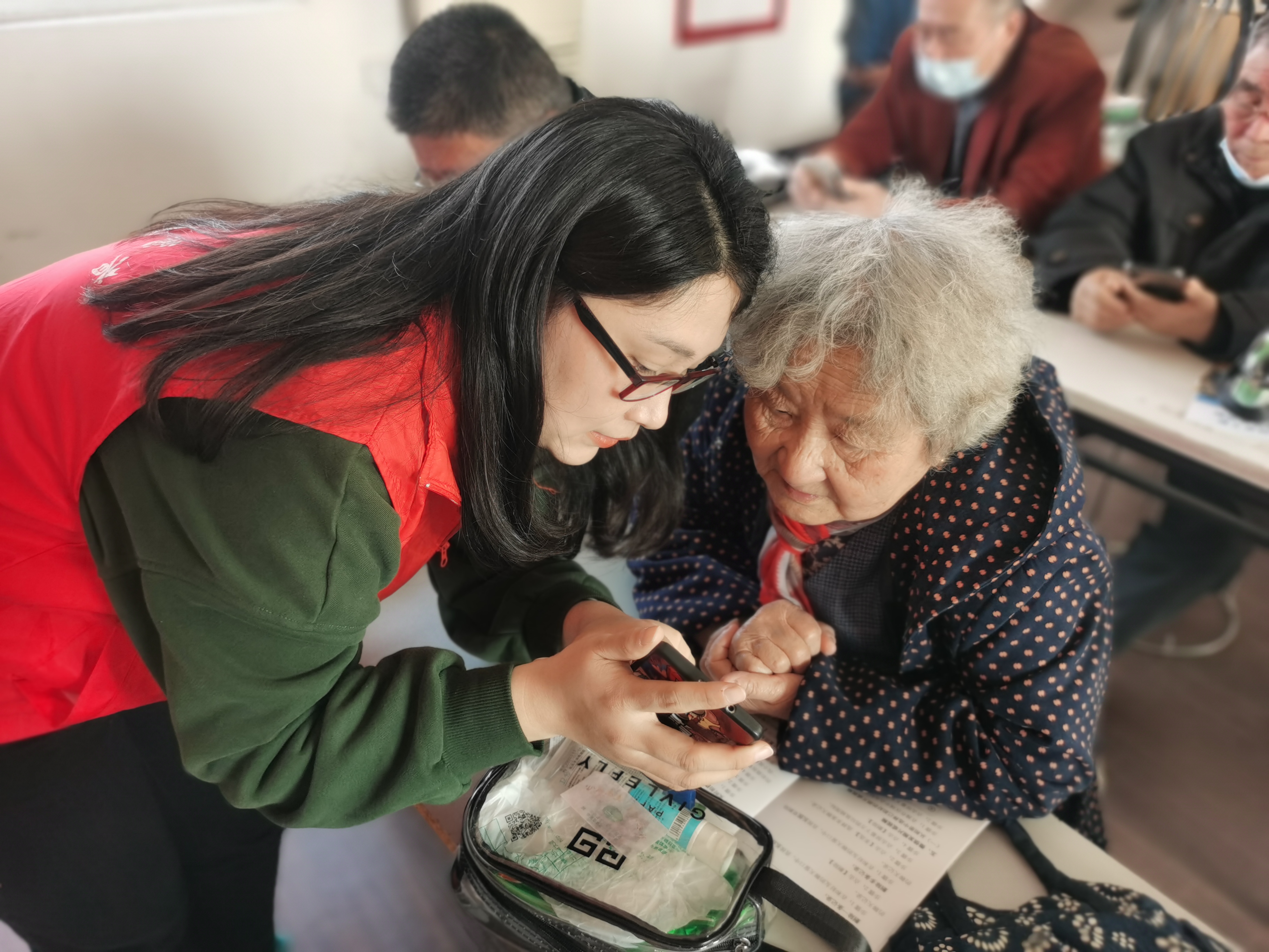 艺北社区开展“关注老年情 时尚夕阳红”-老年人首期智能技术专项普及培训班活动 (1).jpg