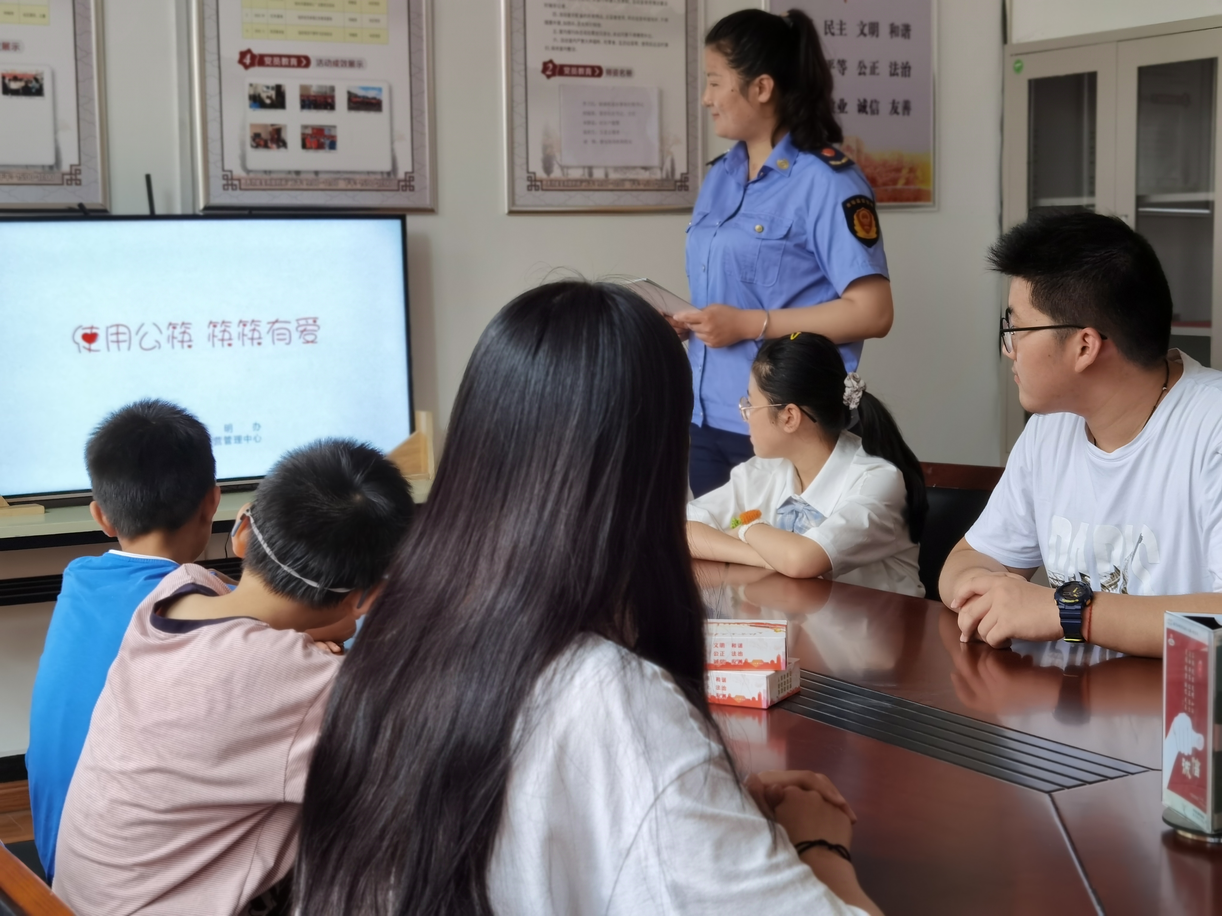 2020.8.5【新浦街道】菜市社区:开展“公勺公筷 文明就餐”宣传活动1.jpg