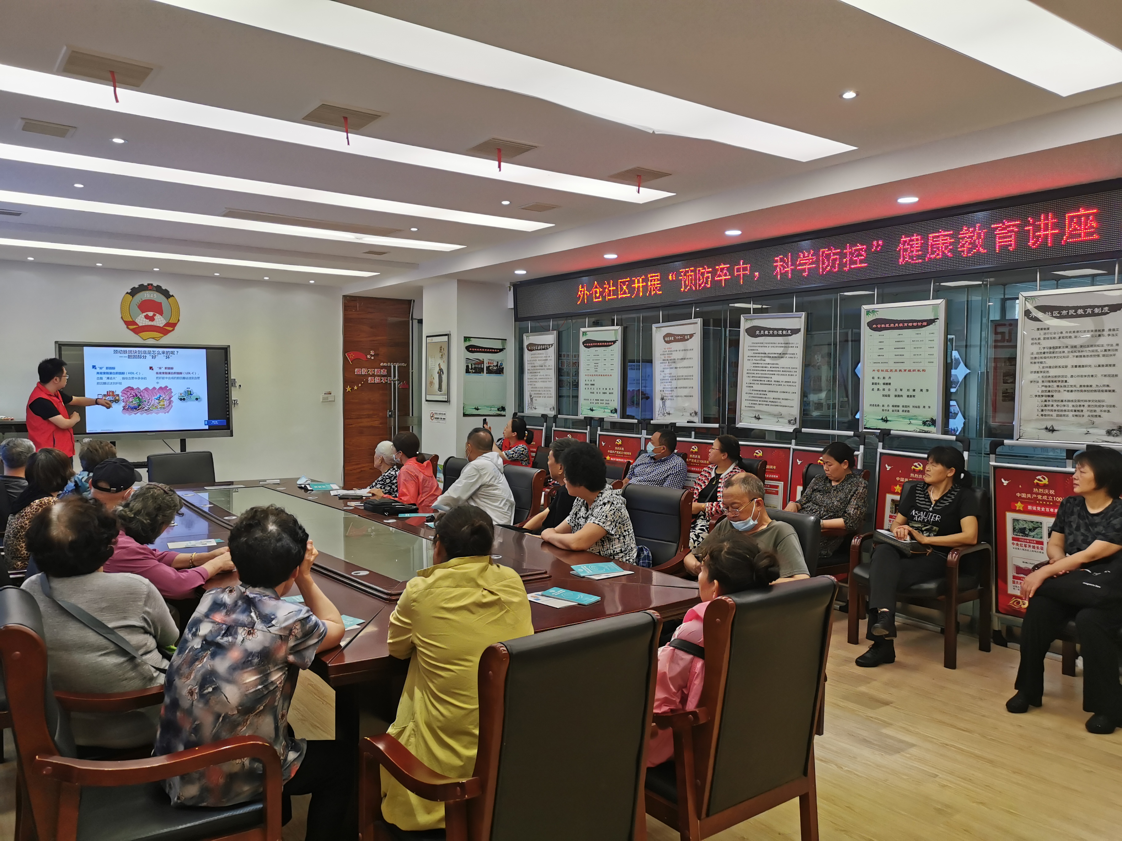 新东街道 ：外仓社区科协开展“预防卒中，科学防控”科普宣传活动 (1).jpg